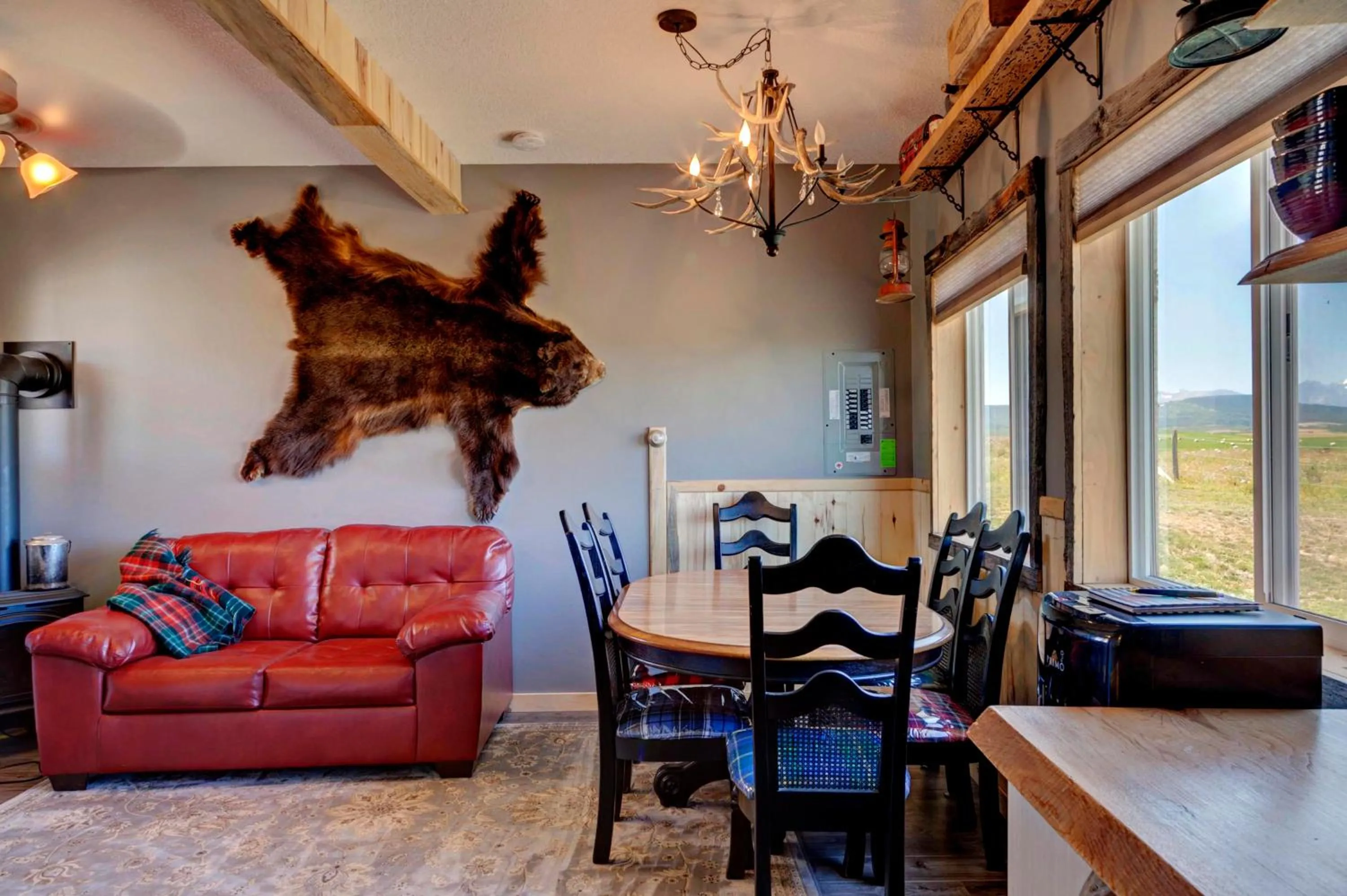 Dining area in Mountain Haven Cabins
