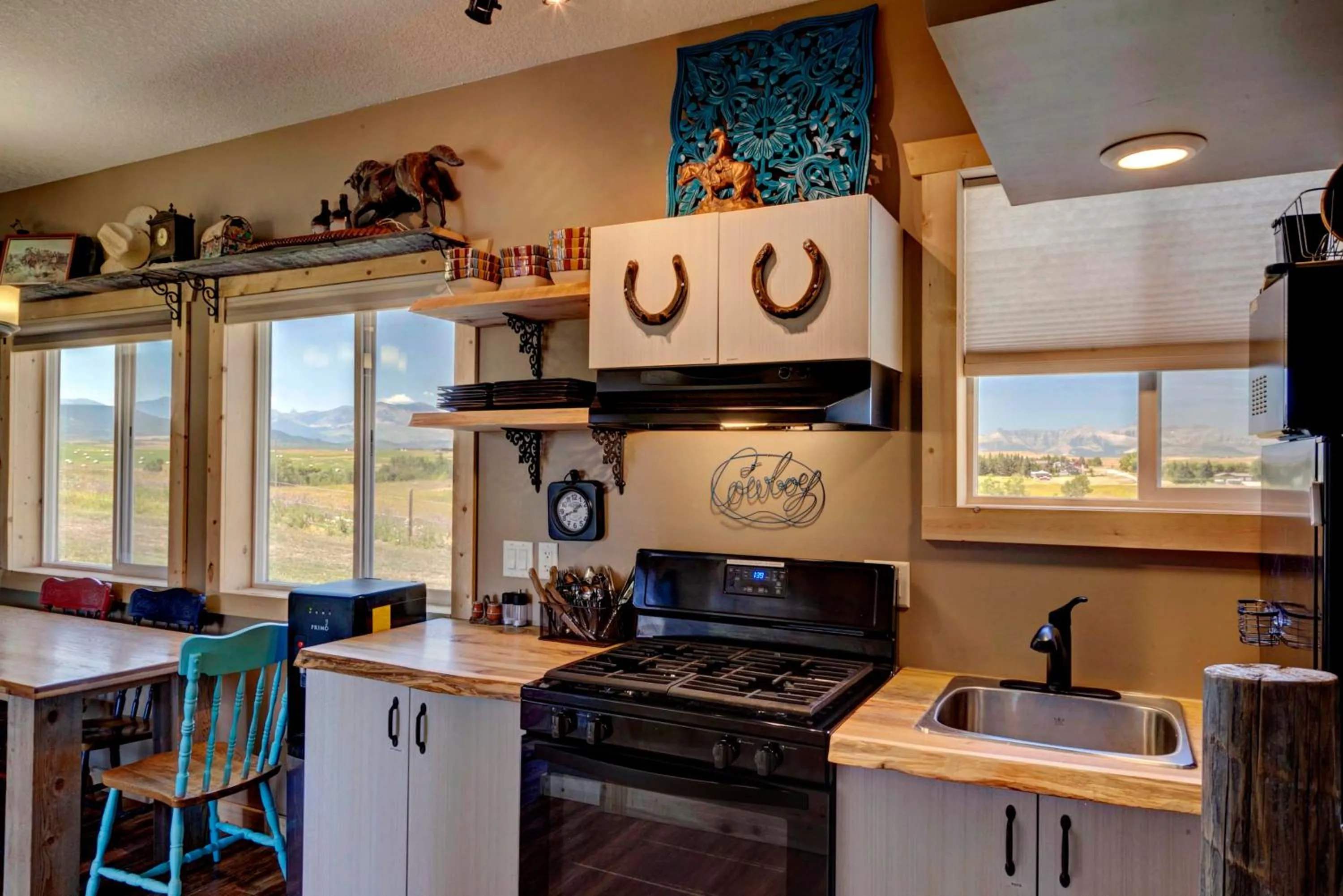 Kitchen or kitchenette in Mountain Haven Cabins