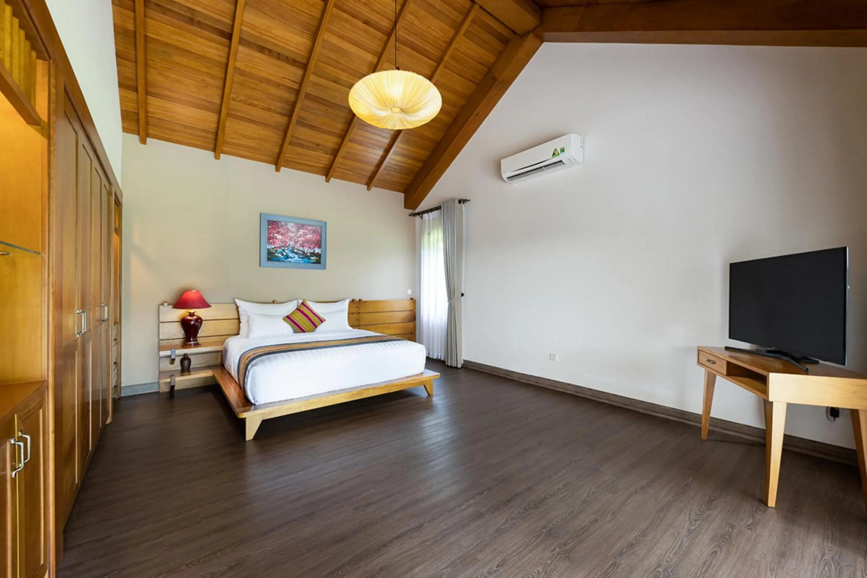 Bedroom, Bed in Serena Kim Boi Resort - Hoa Binh