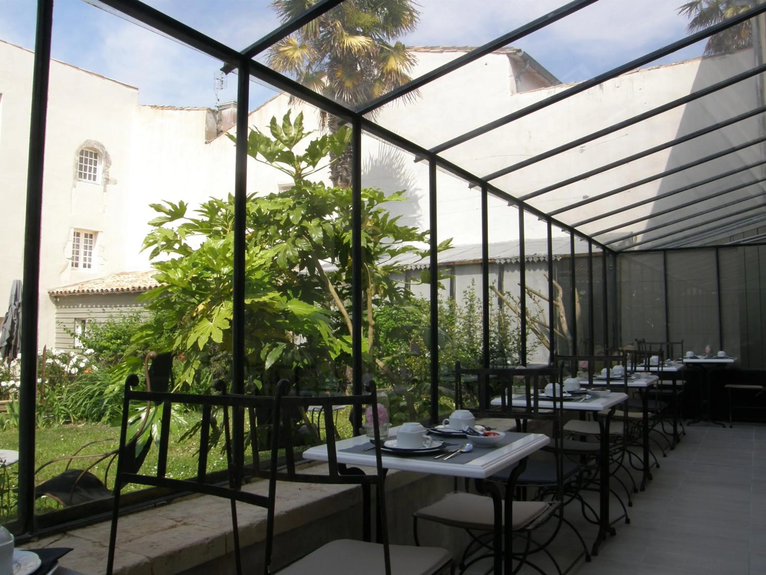 Restaurant/places to eat in La Maison Douce