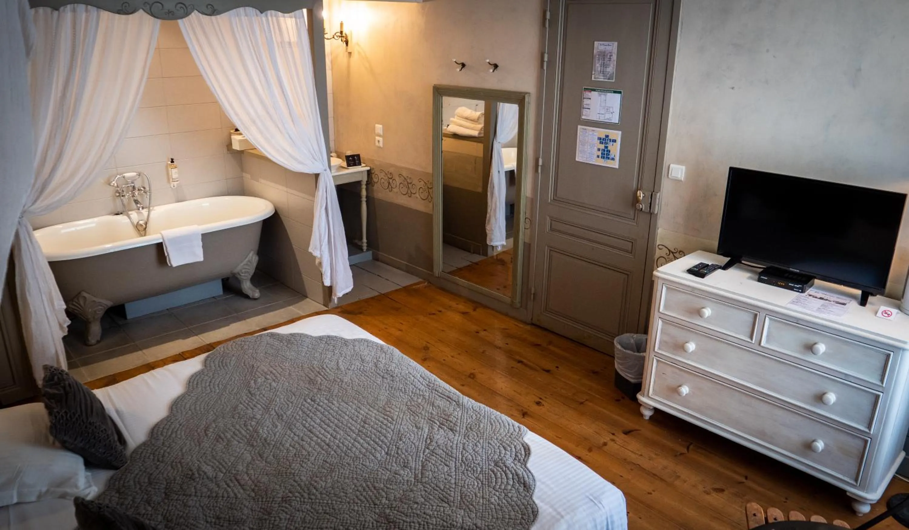 Photo of the whole room in La Maison Douce