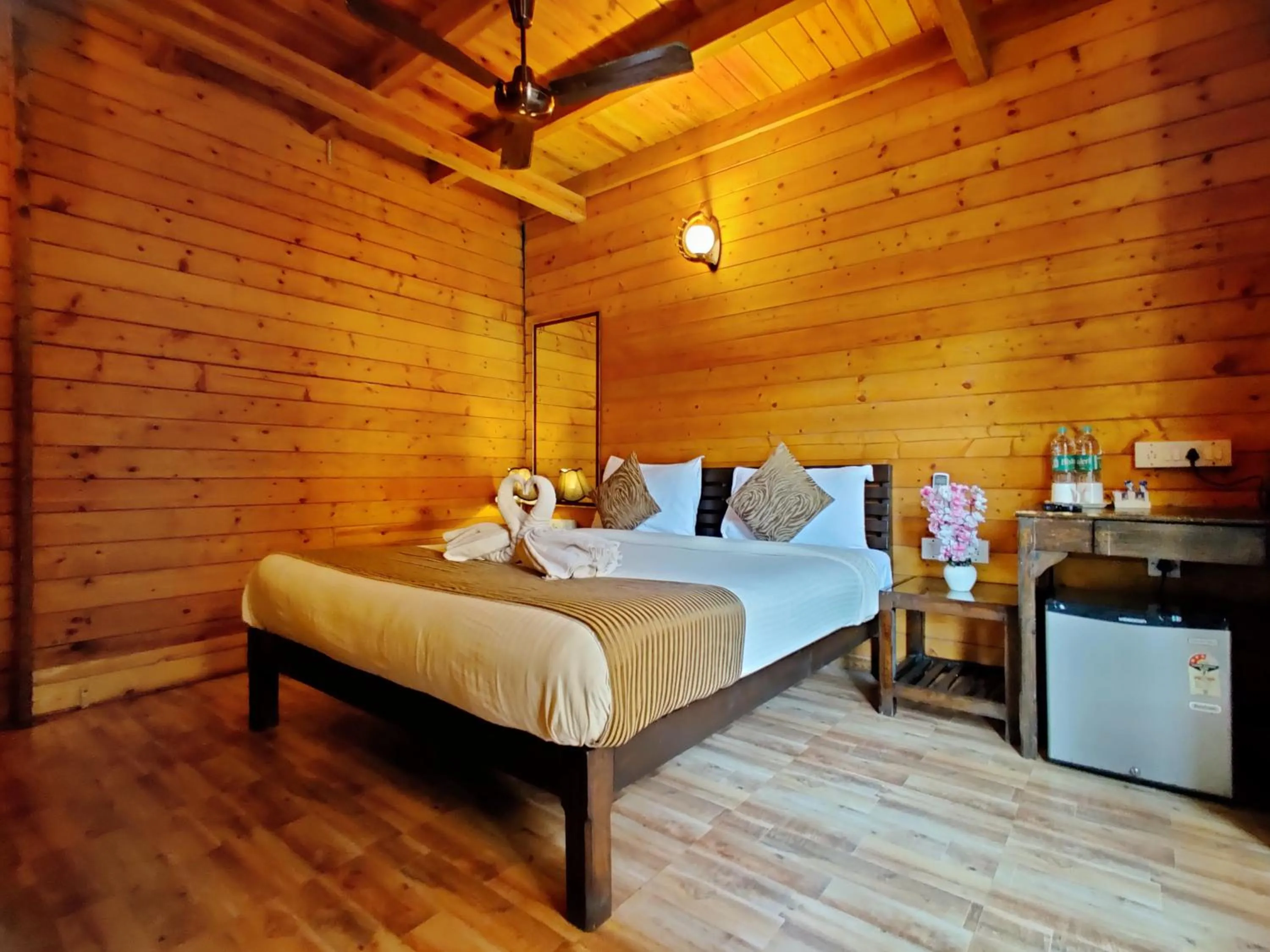 oven, Bed in La Vie Woods- couples/families only