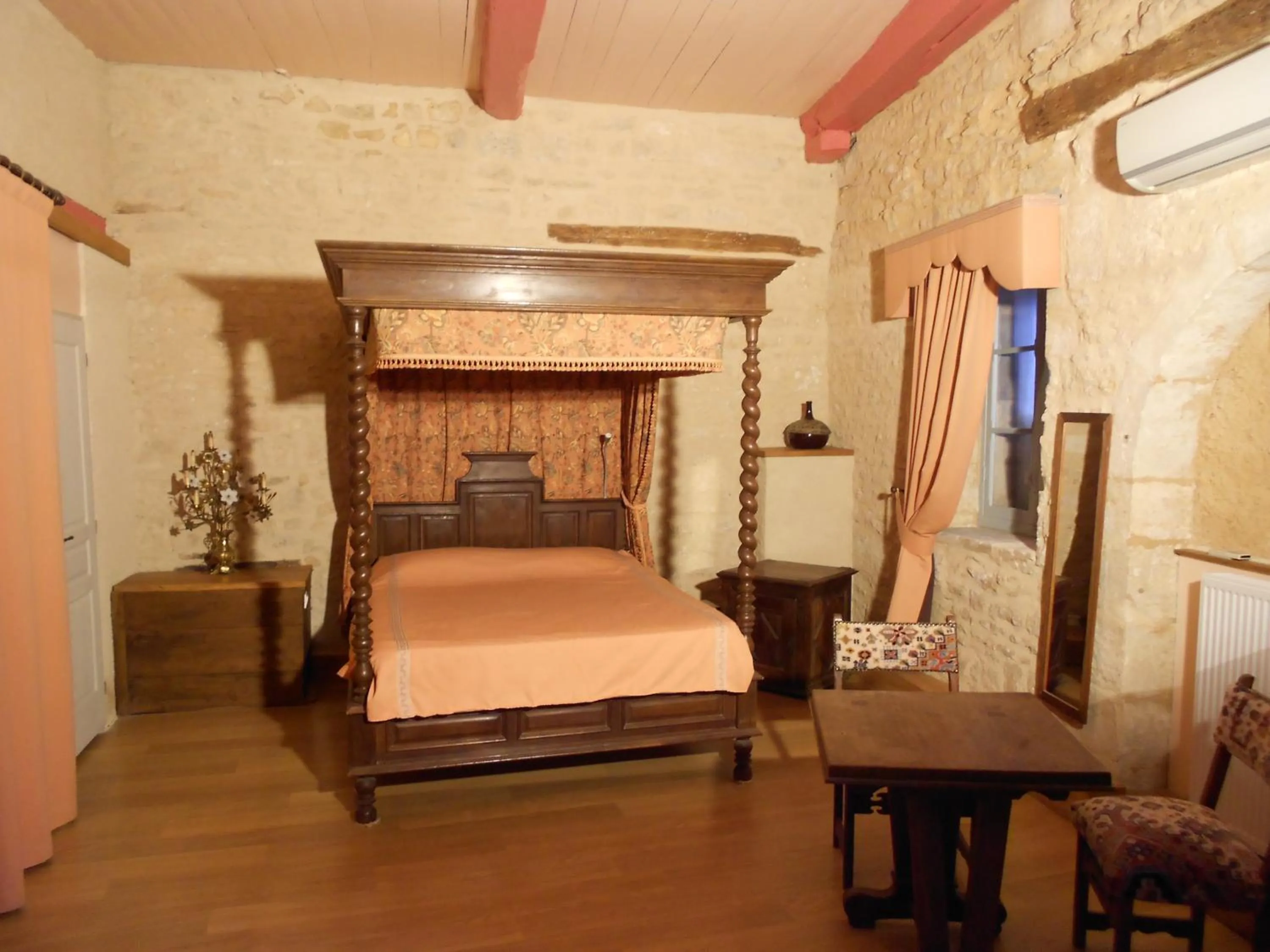 Photo of the whole room in Auberge de l'Abbatiale