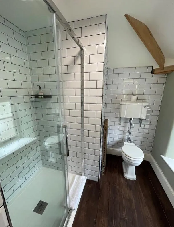 Shower in Oakhill Hotel