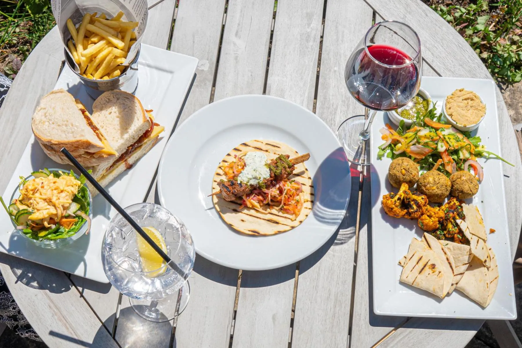 Food and drinks in Oakhill Hotel