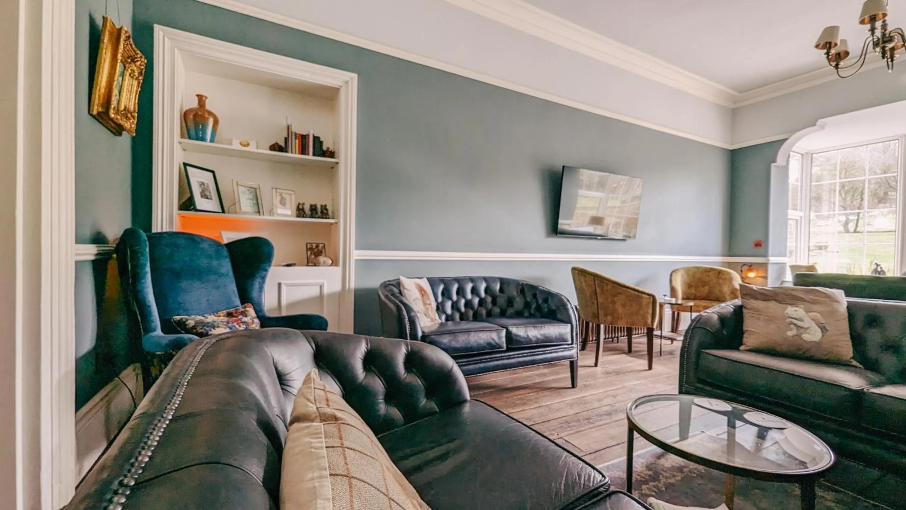 Lounge or bar in Oakhill Hotel