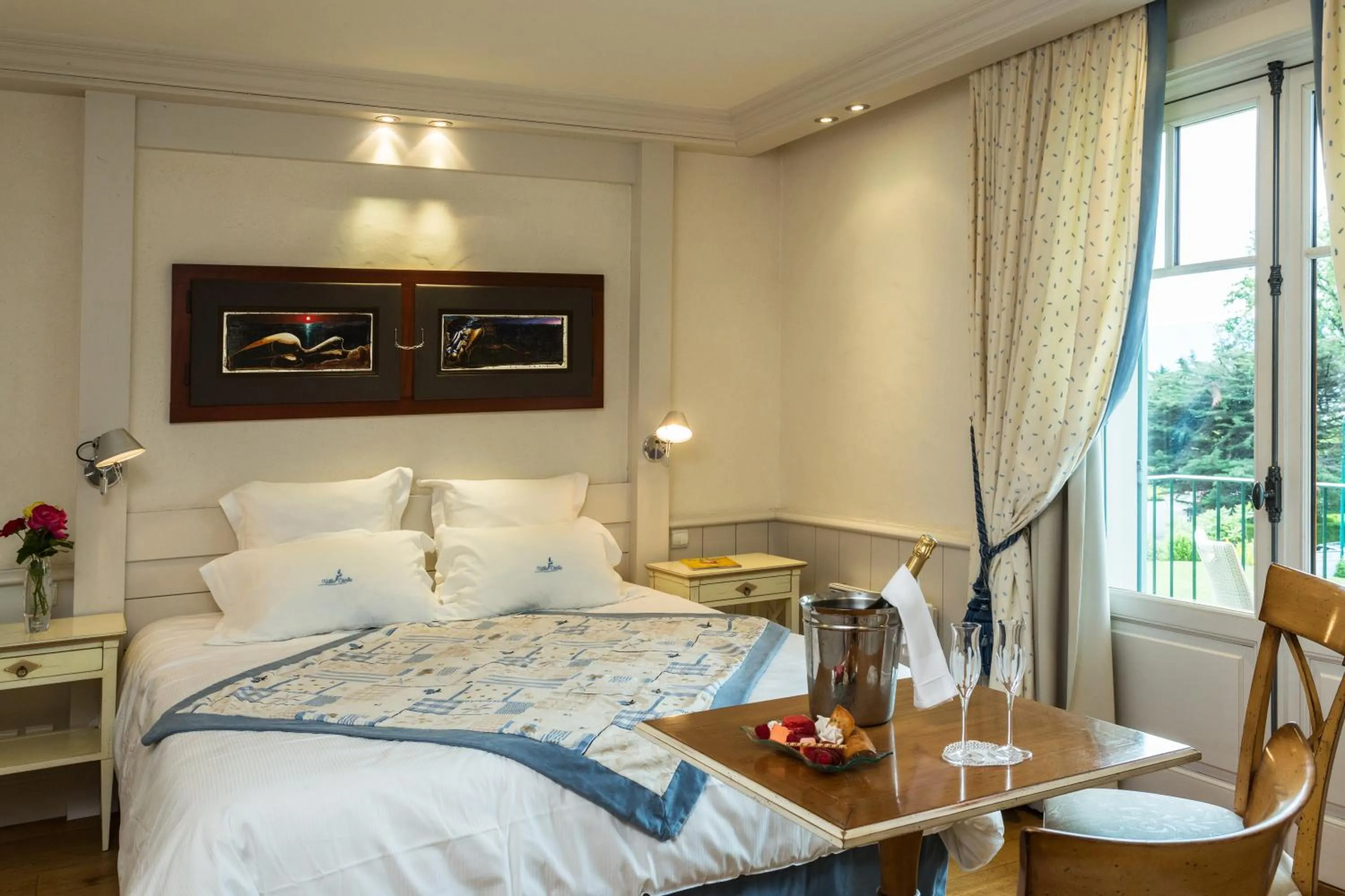 Bedroom, Bed in Villa Cécile