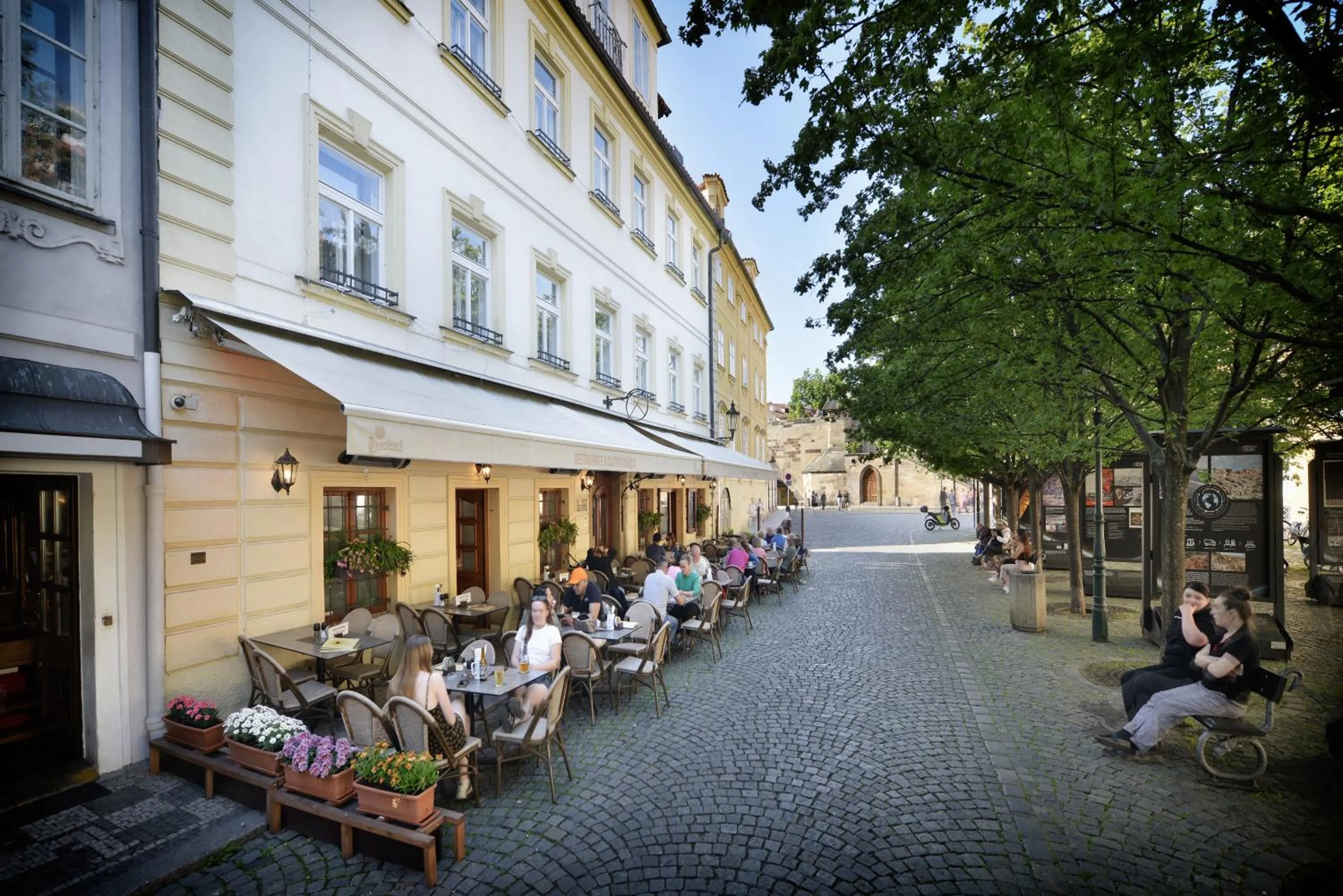 Restaurant/places to eat in Hotel At the Golden Scissors