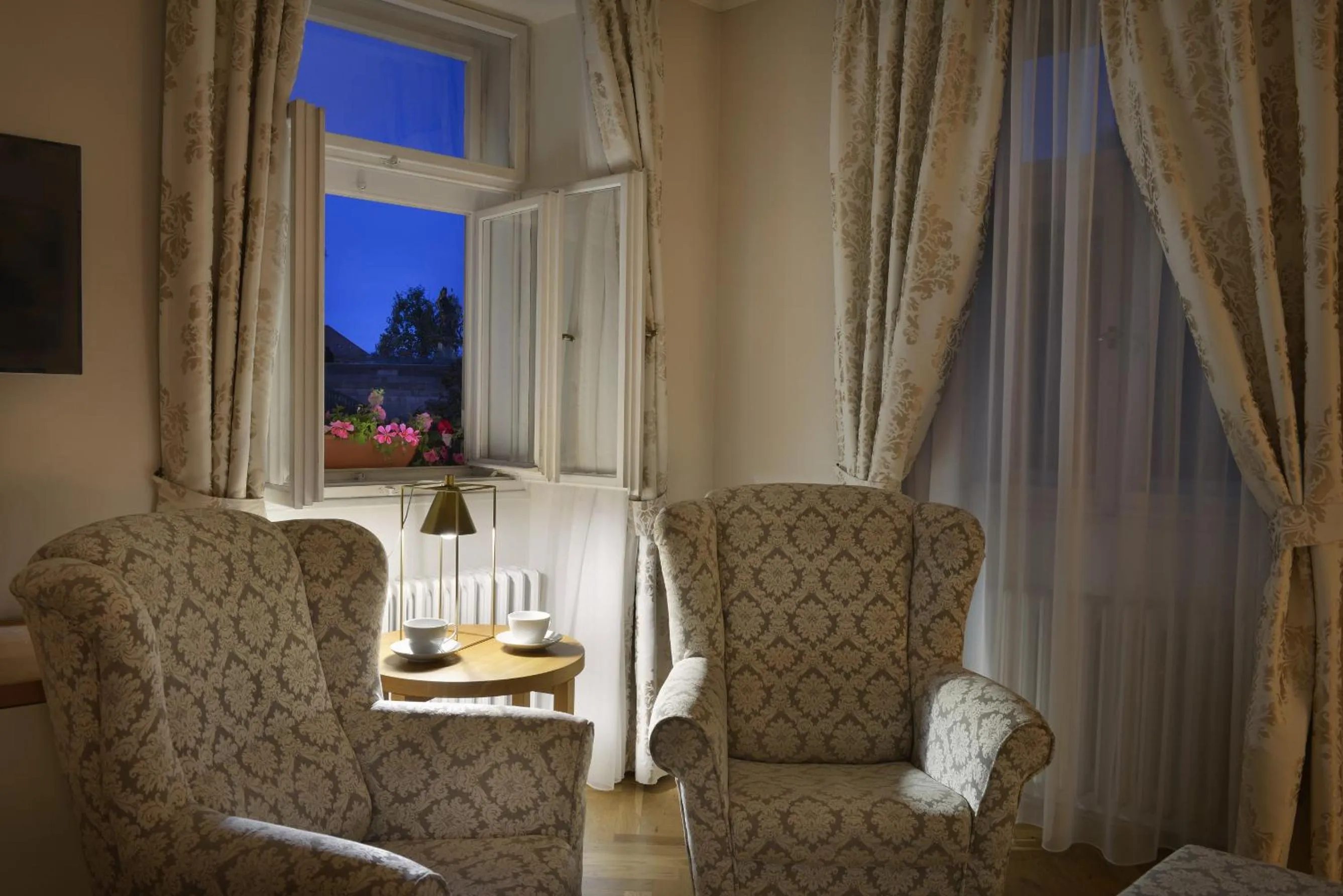 Hotel At the Golden Scissors