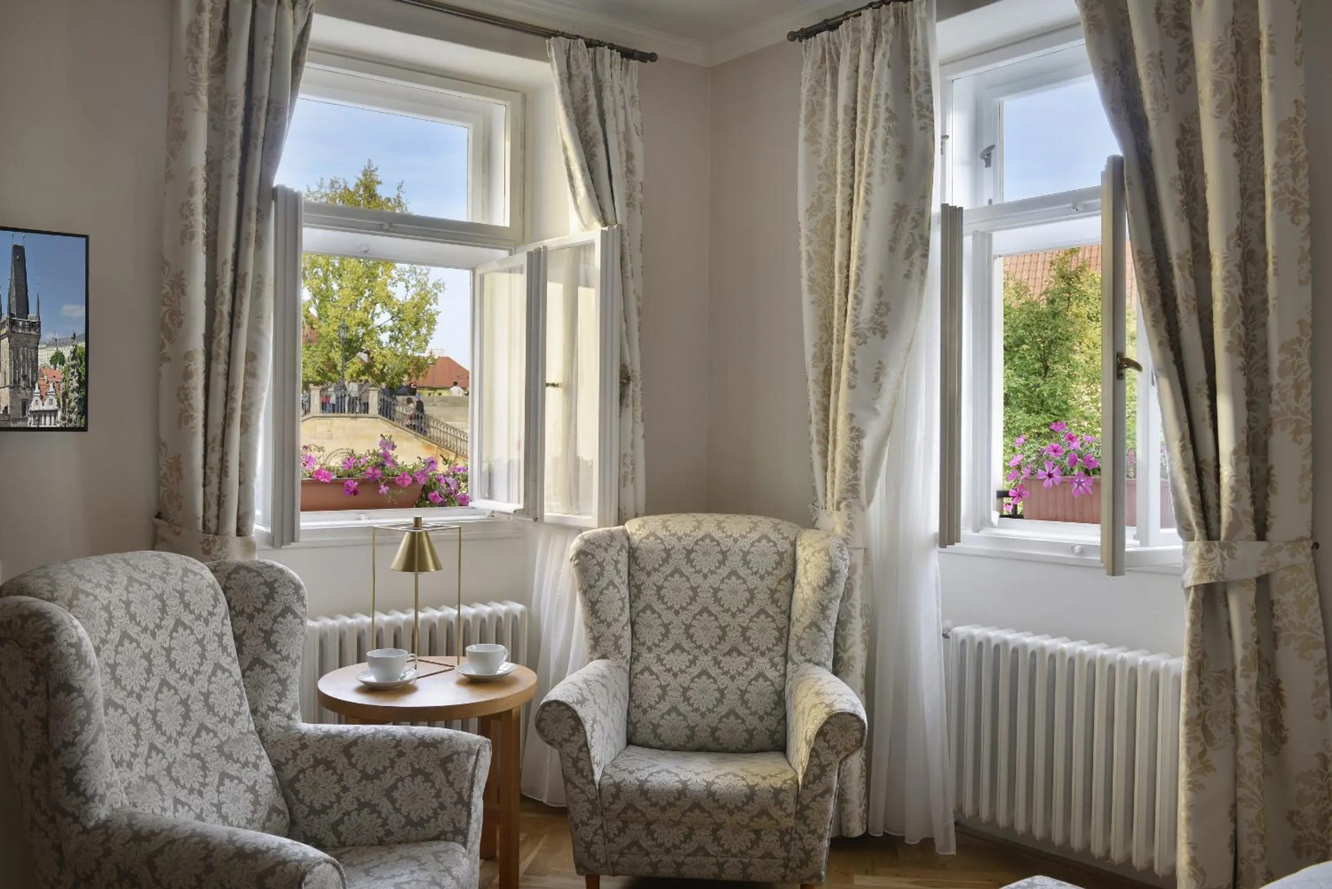 Hotel At the Golden Scissors