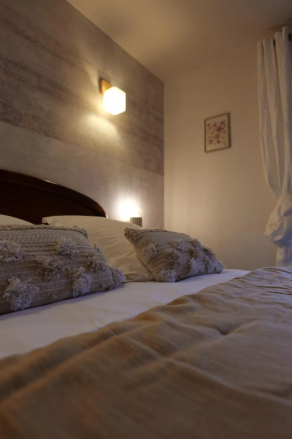 Bedroom, Bed in Auberge Du Cheval Blanc - Teritoria