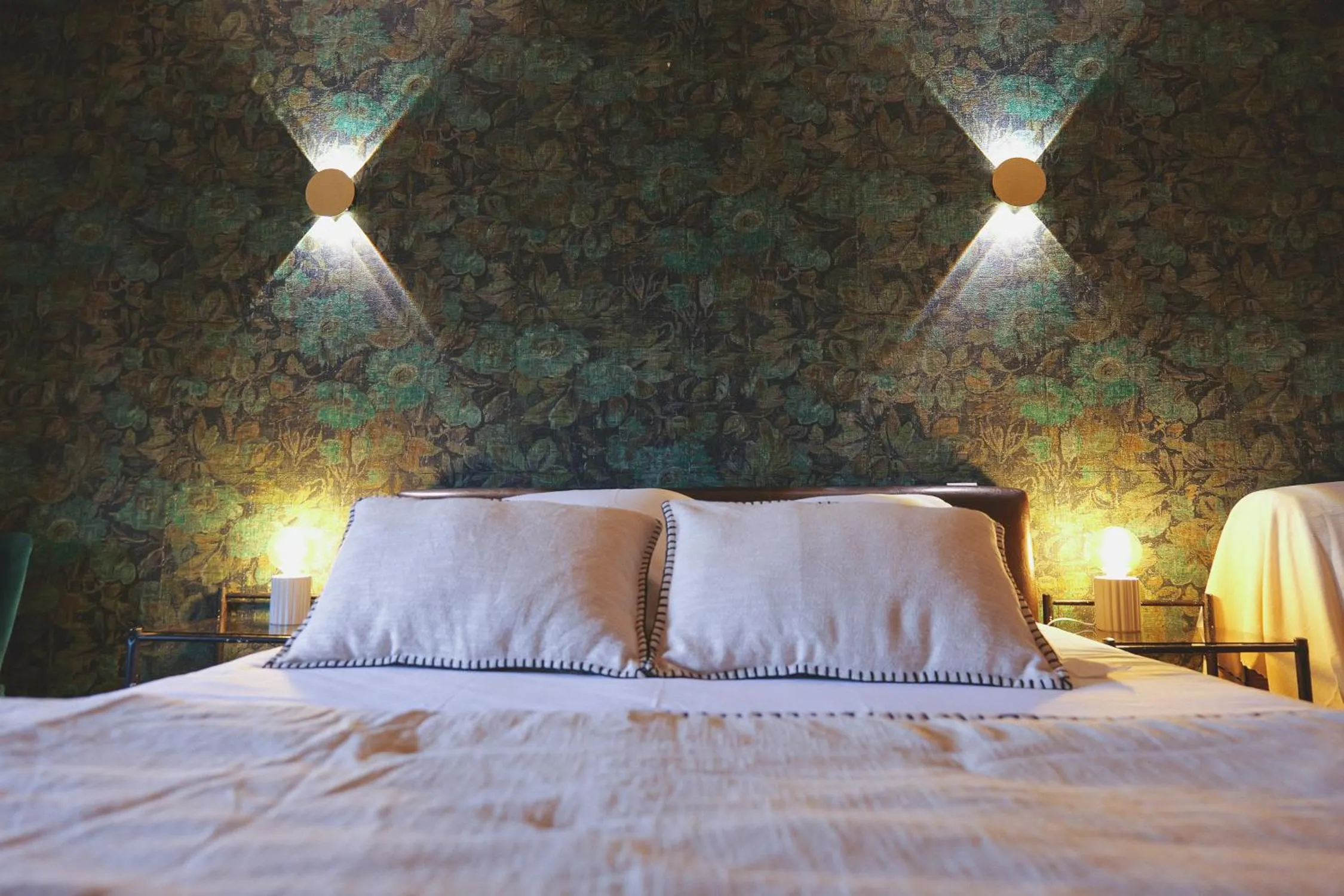 Bedroom, Bed in Auberge Du Cheval Blanc - Teritoria