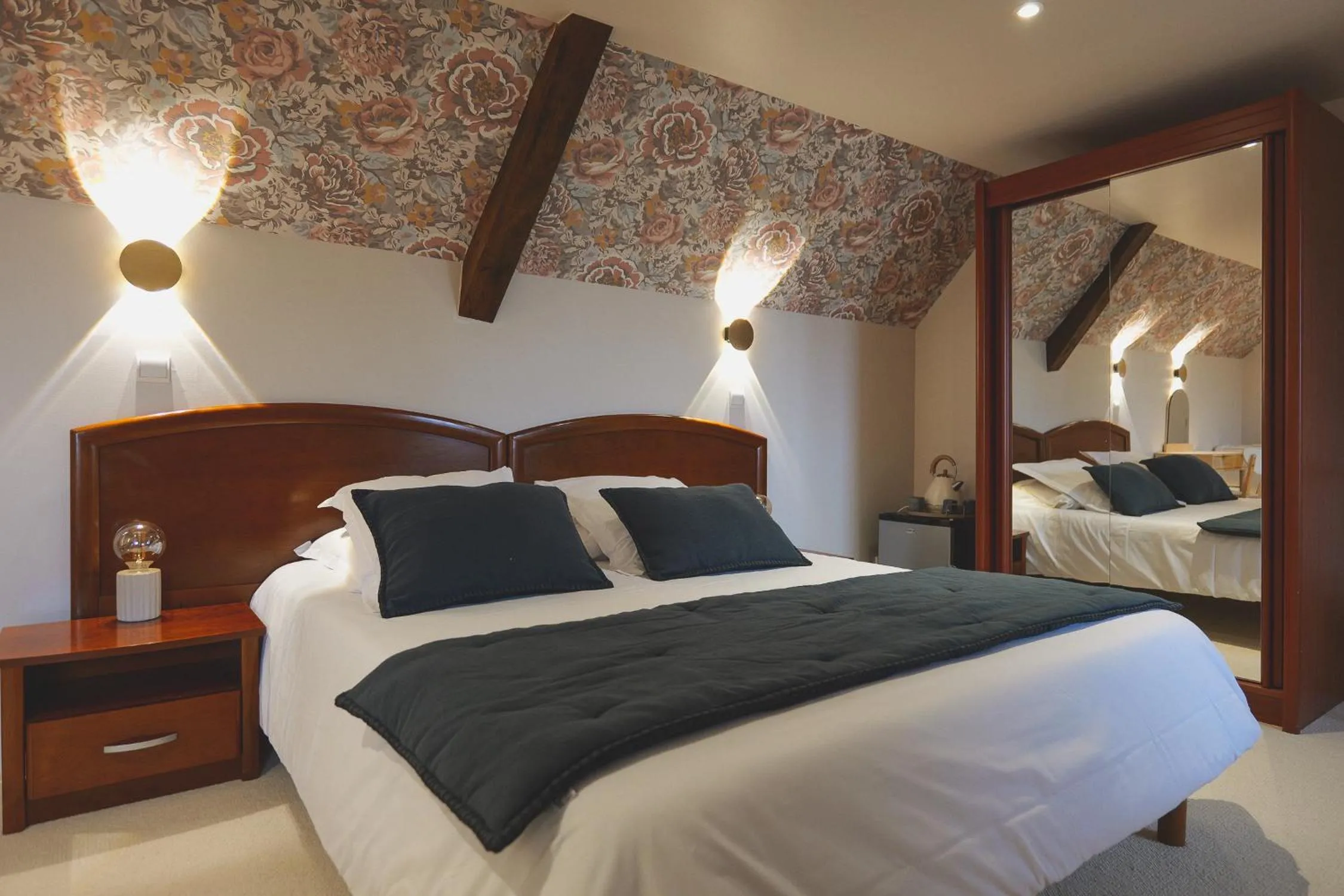 Bedroom, Bed in Auberge Du Cheval Blanc - Teritoria