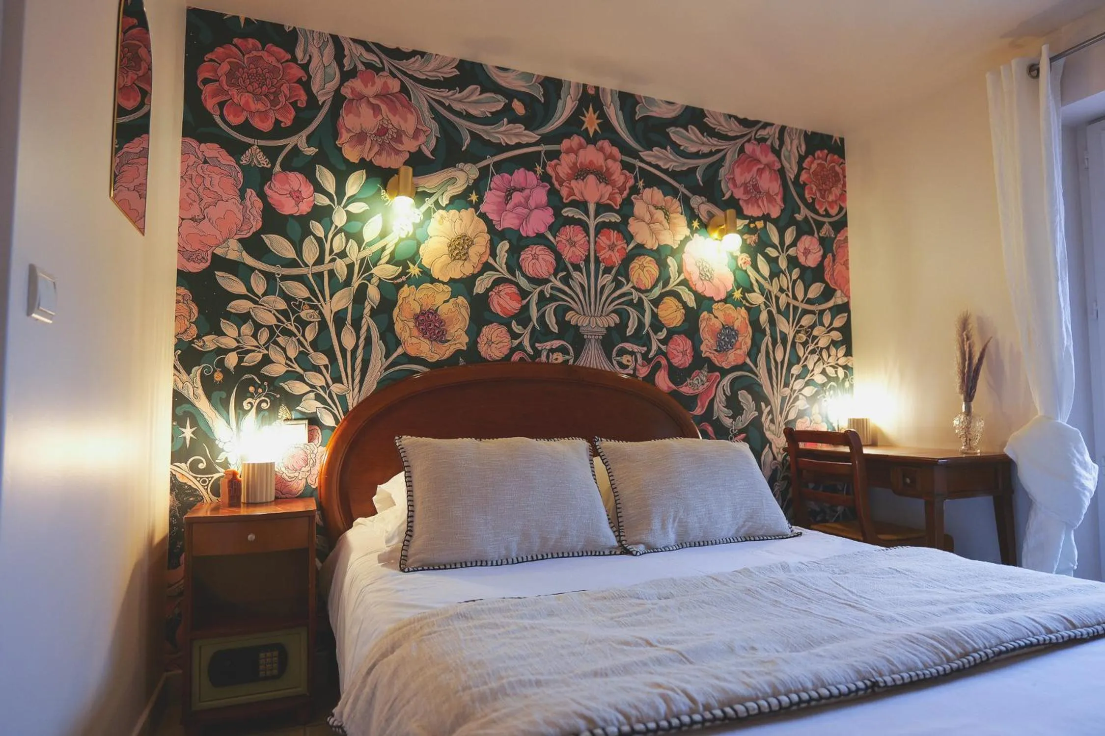 Bedroom, Bed in Auberge Du Cheval Blanc - Teritoria