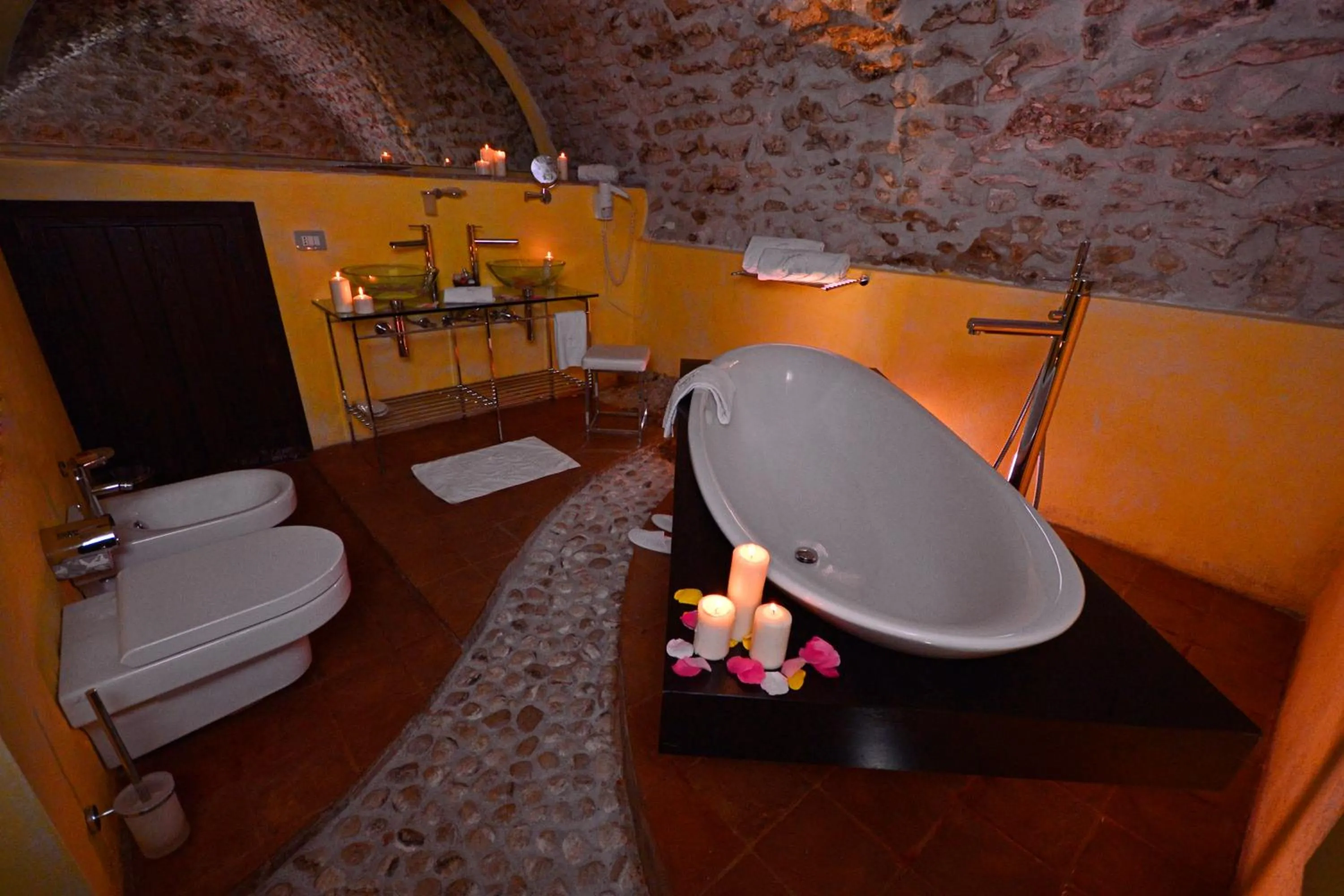 Bathroom in Robur Marsorum Albergo Diffuso