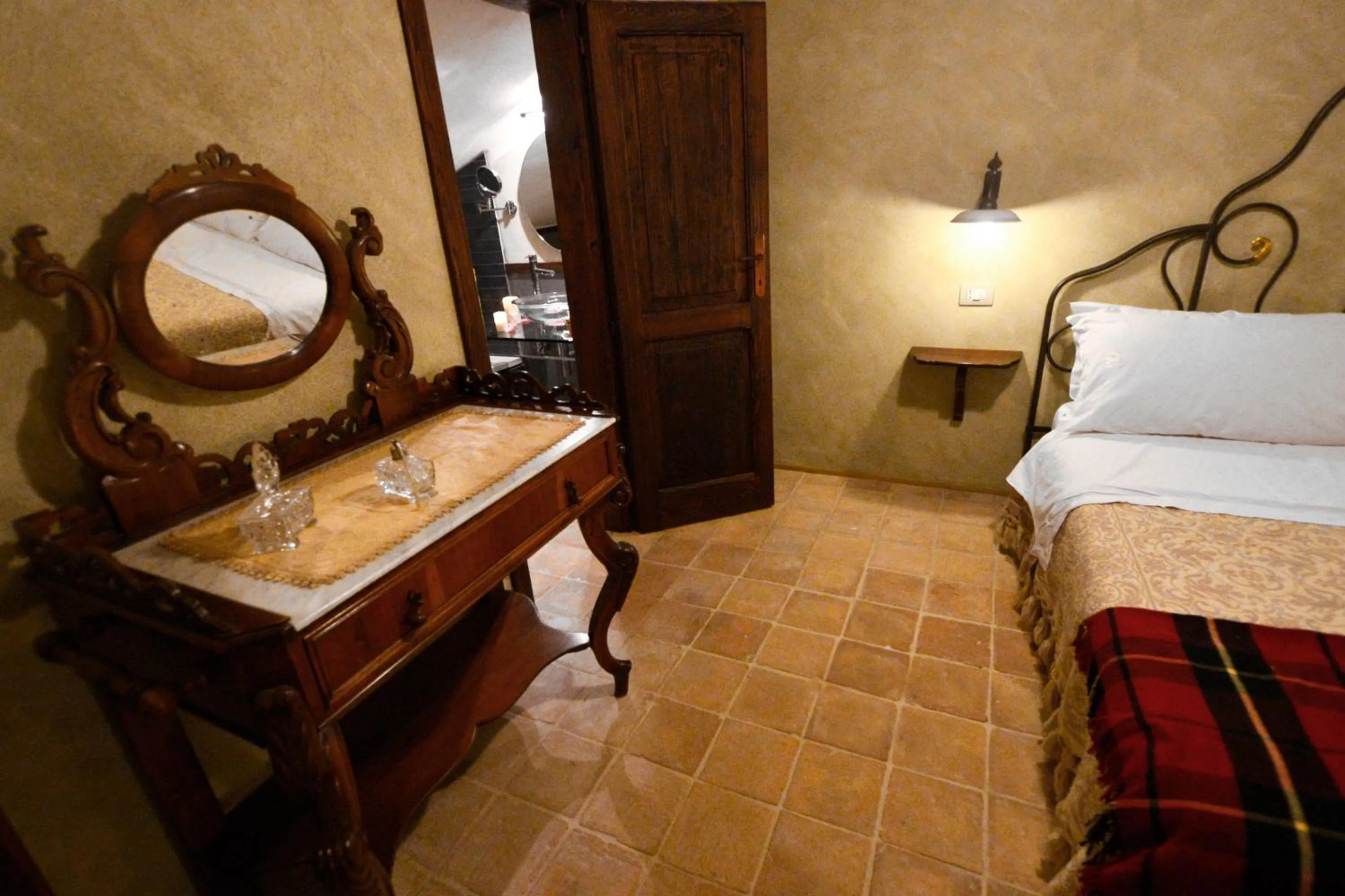 Decorative detail, Bed in Robur Marsorum Albergo Diffuso