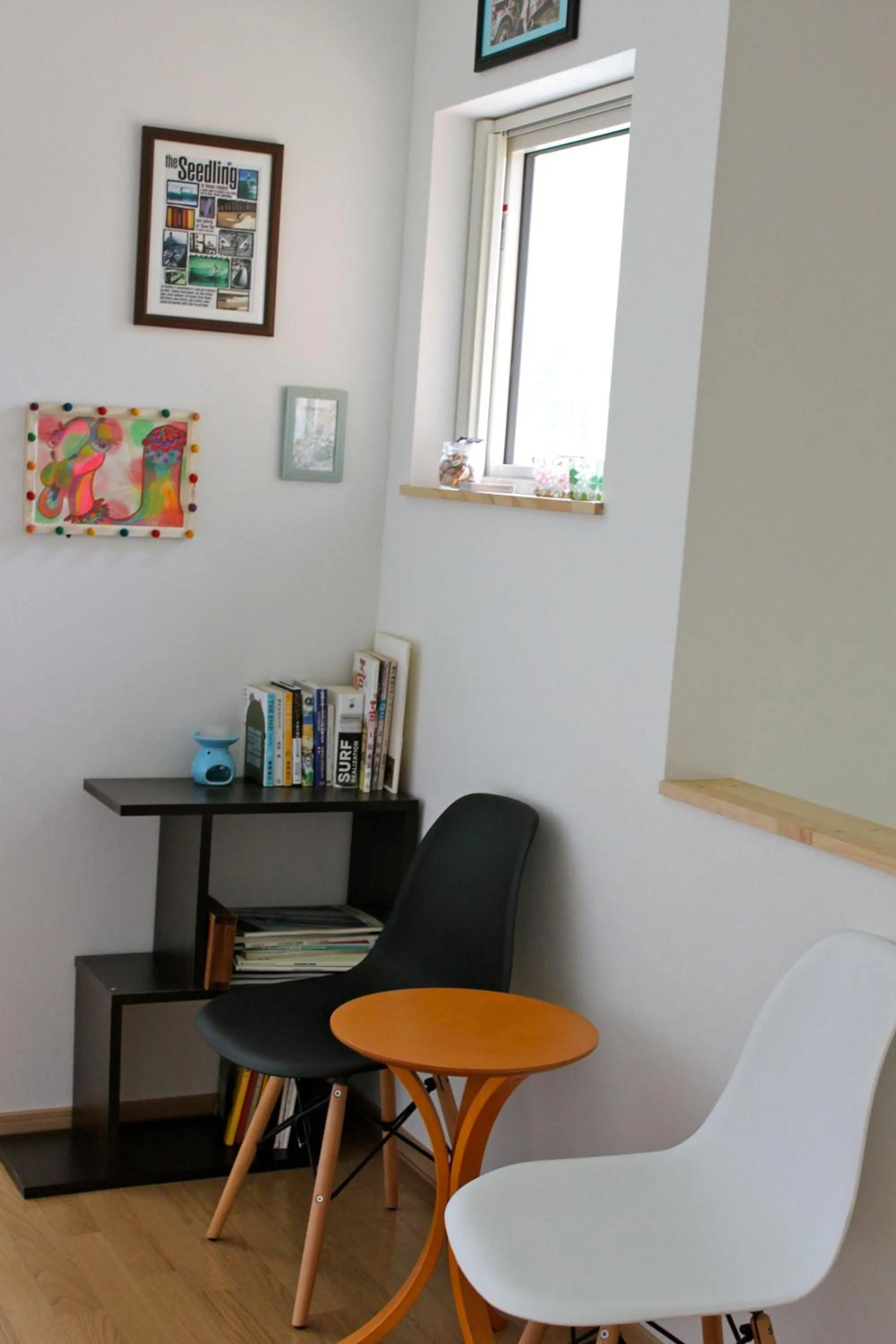 Communal lounge/ TV room in Niseko Guesthouse Nalu.