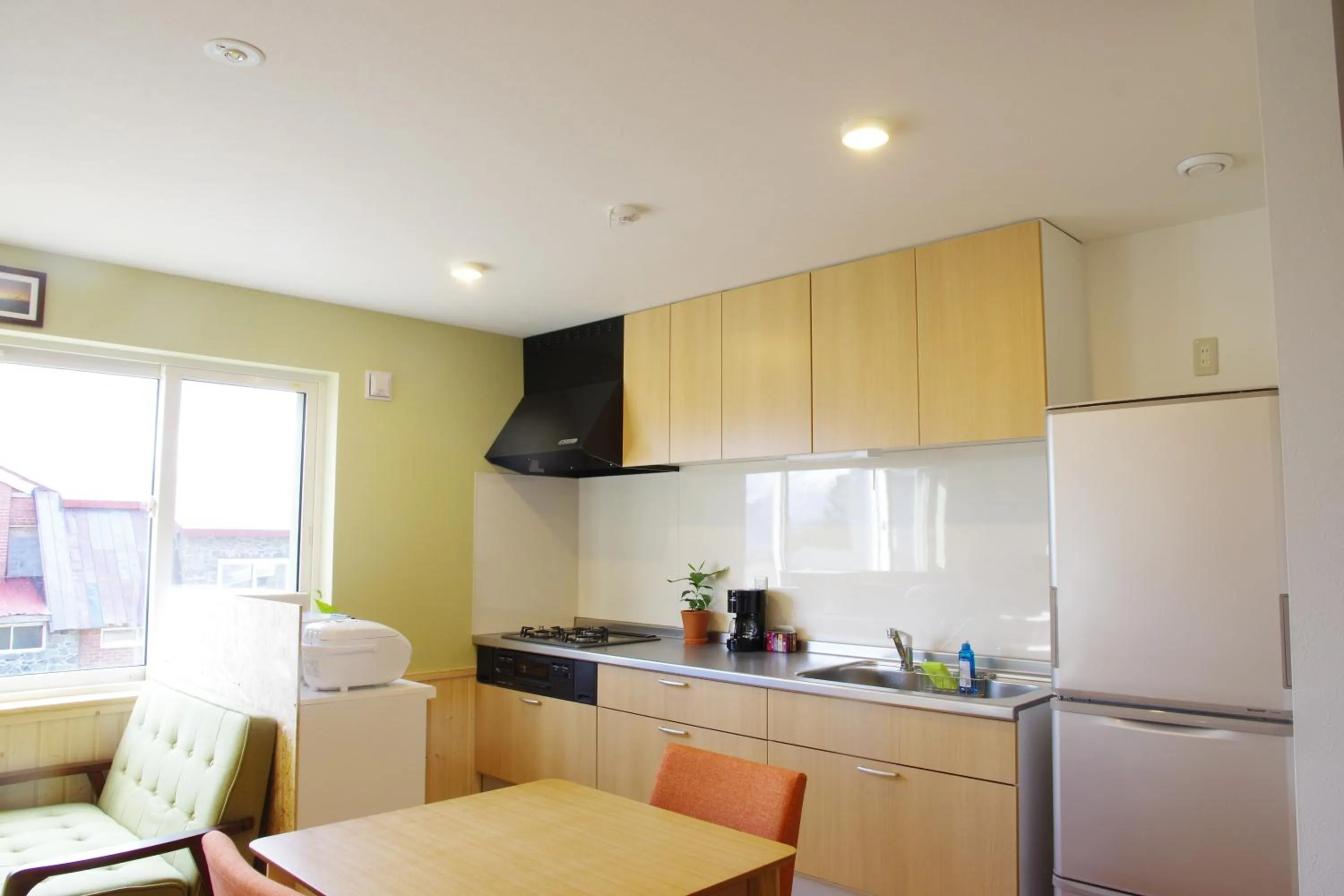 Communal lounge/ TV room in Niseko Guesthouse Nalu.