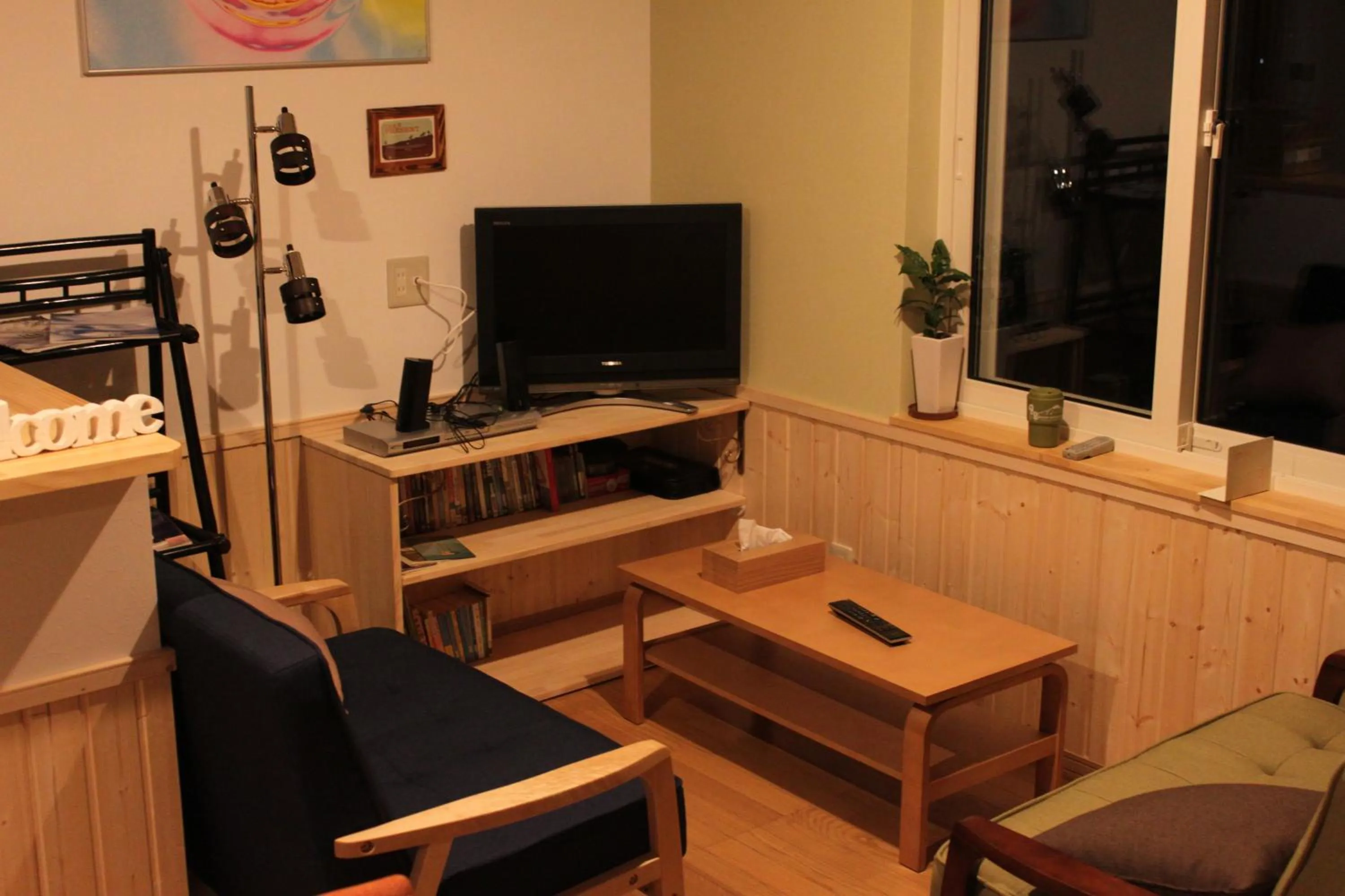 Communal lounge/ TV room in Niseko Guesthouse Nalu.
