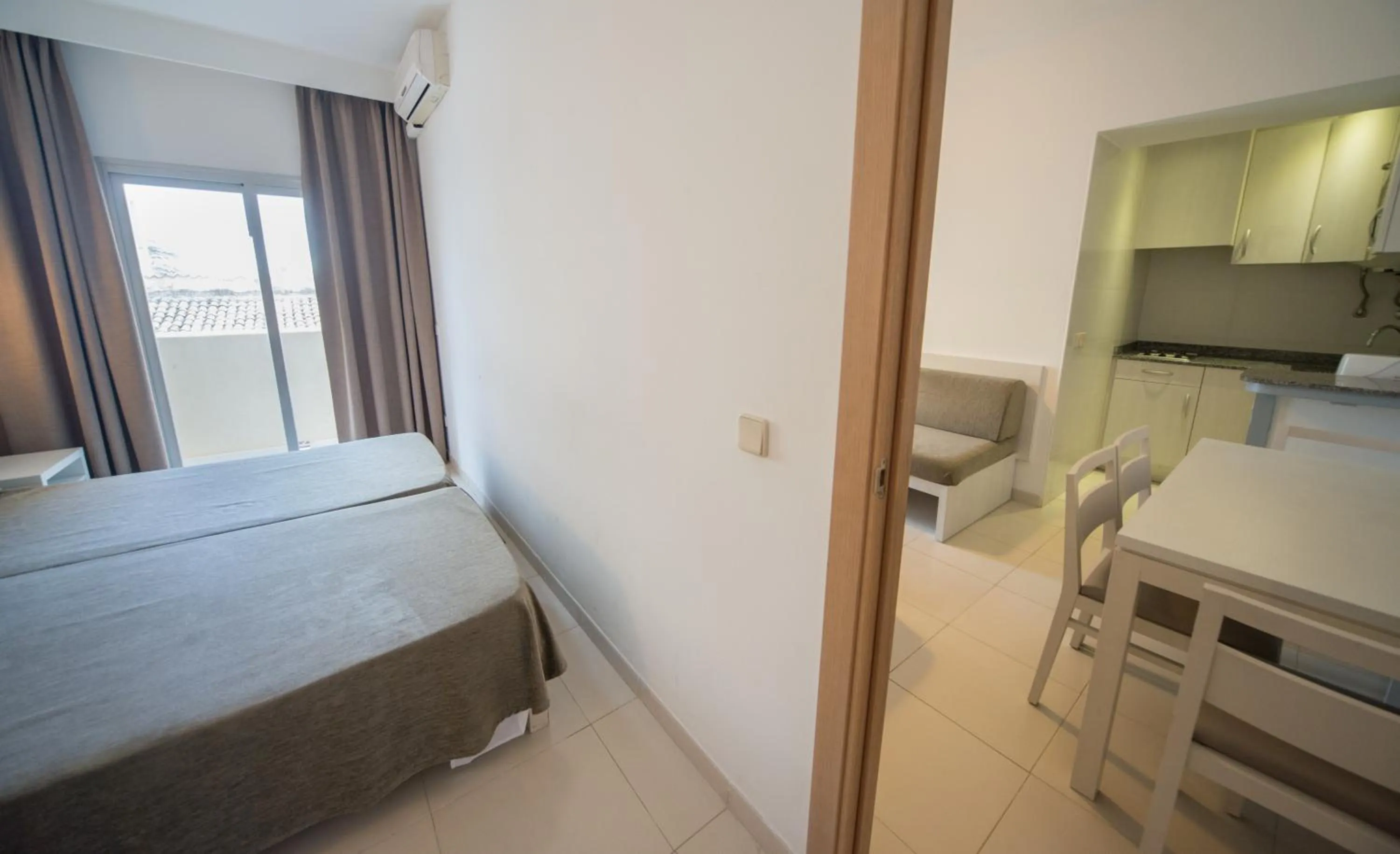Kitchen or kitchenette, Bed in Apartamentos Embat