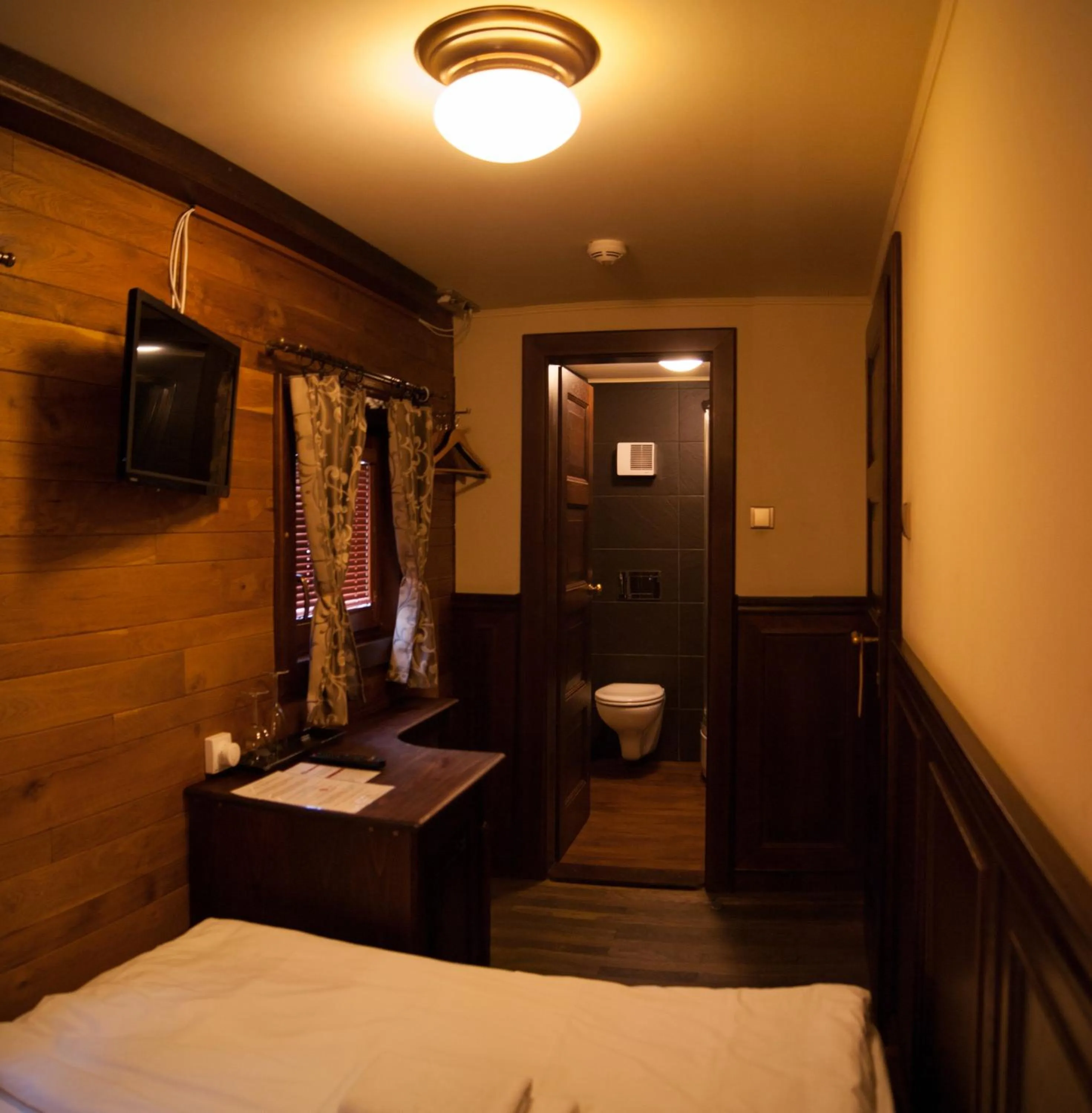 Bathroom, Bed in Boat Hotel Matylda
