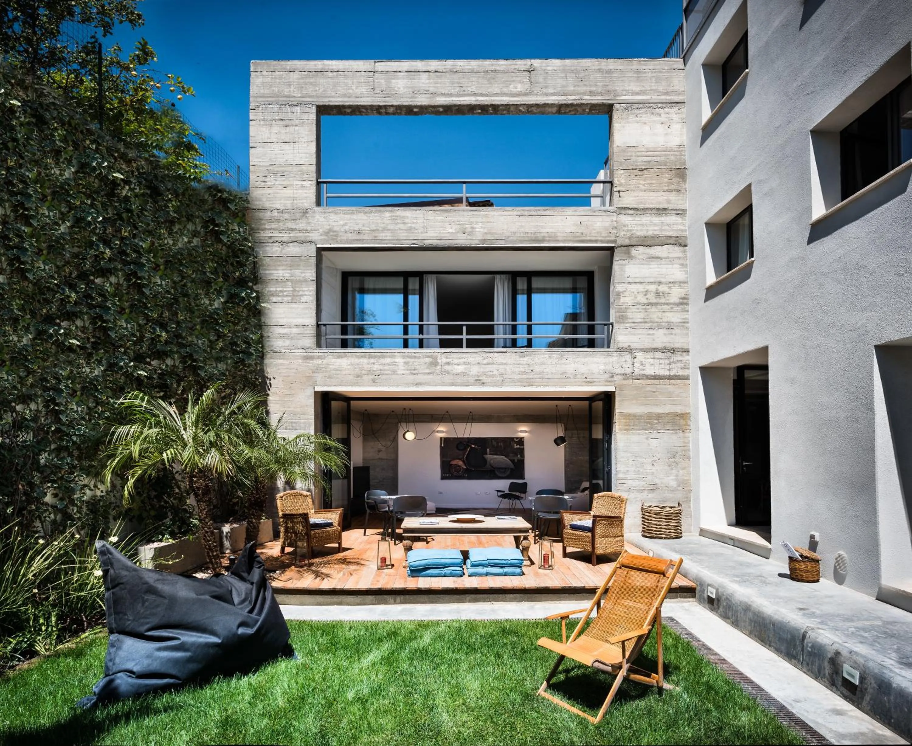 Communal lounge/ TV room in Teku Sardinia Boutique Hotel