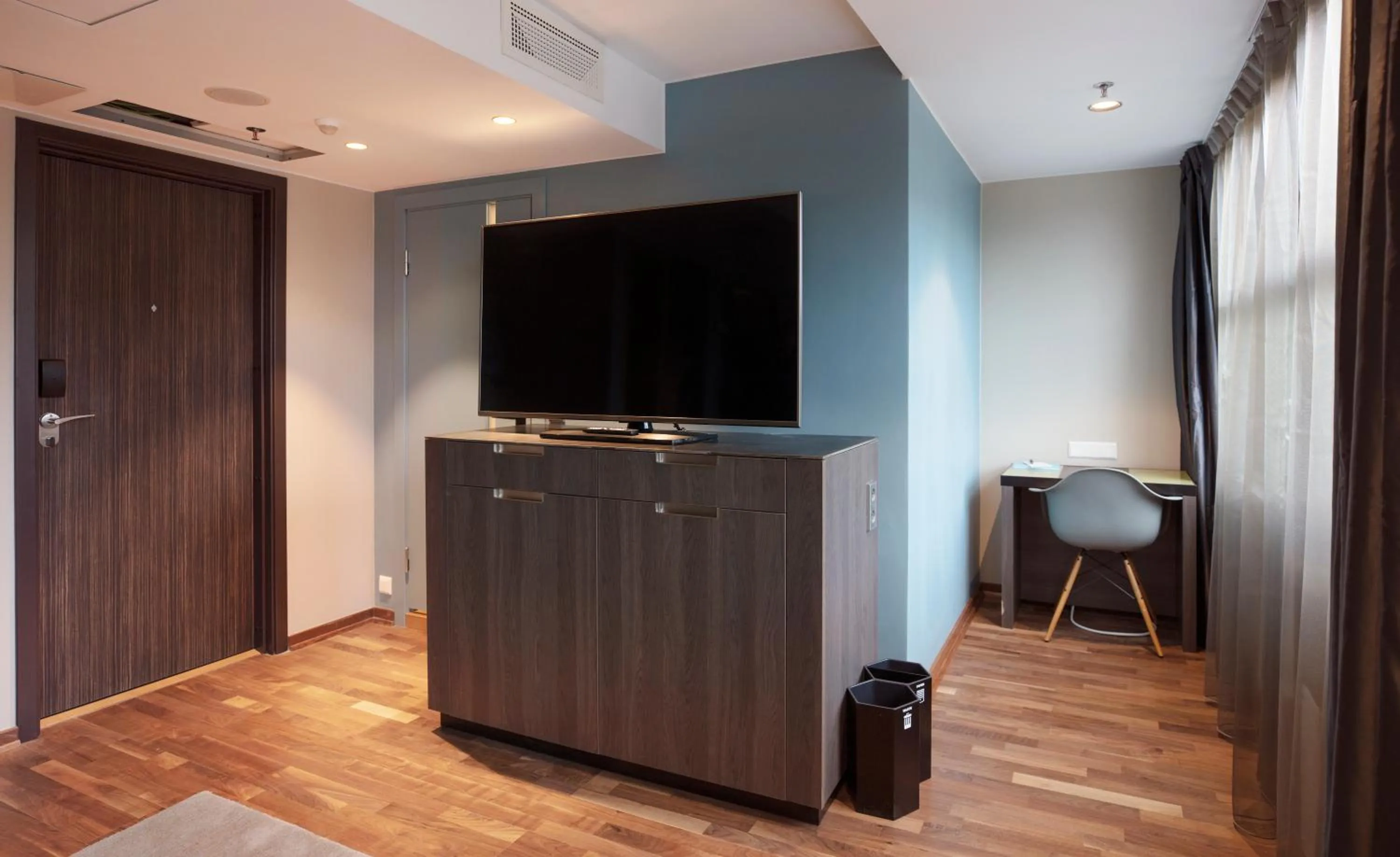 Communal lounge/ TV room in Clarion Hotel The Hub