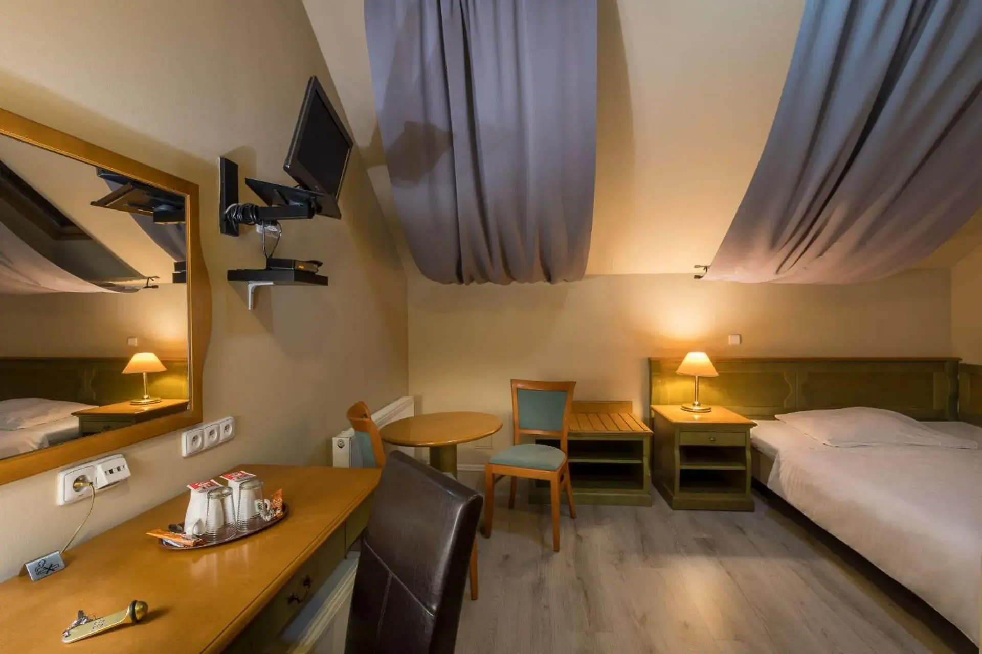 Budget Twin Room in Augustus et Otto Hotel Budget Twin Room in Augustus et Otto Hotel