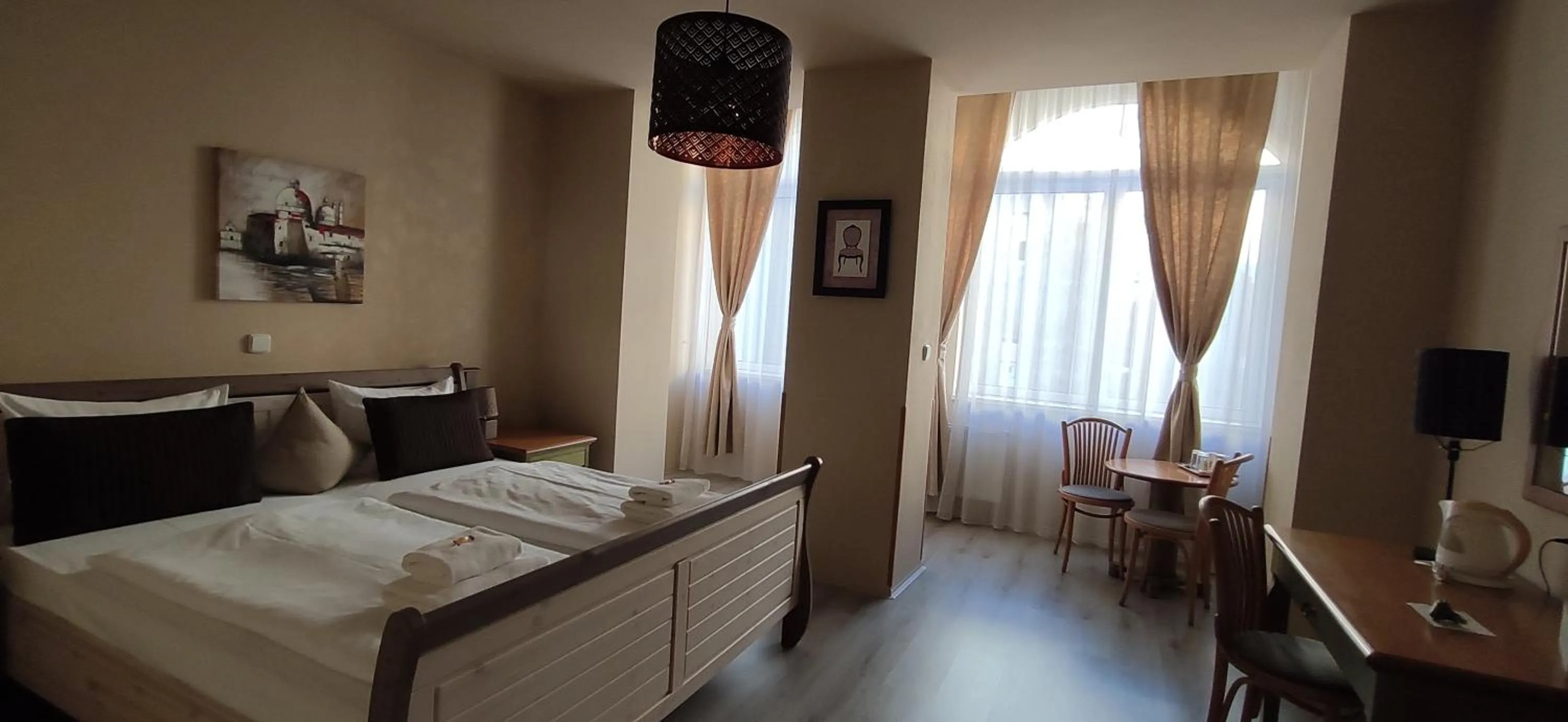 Photo of the whole room, Bed in Augustus et Otto Hotel