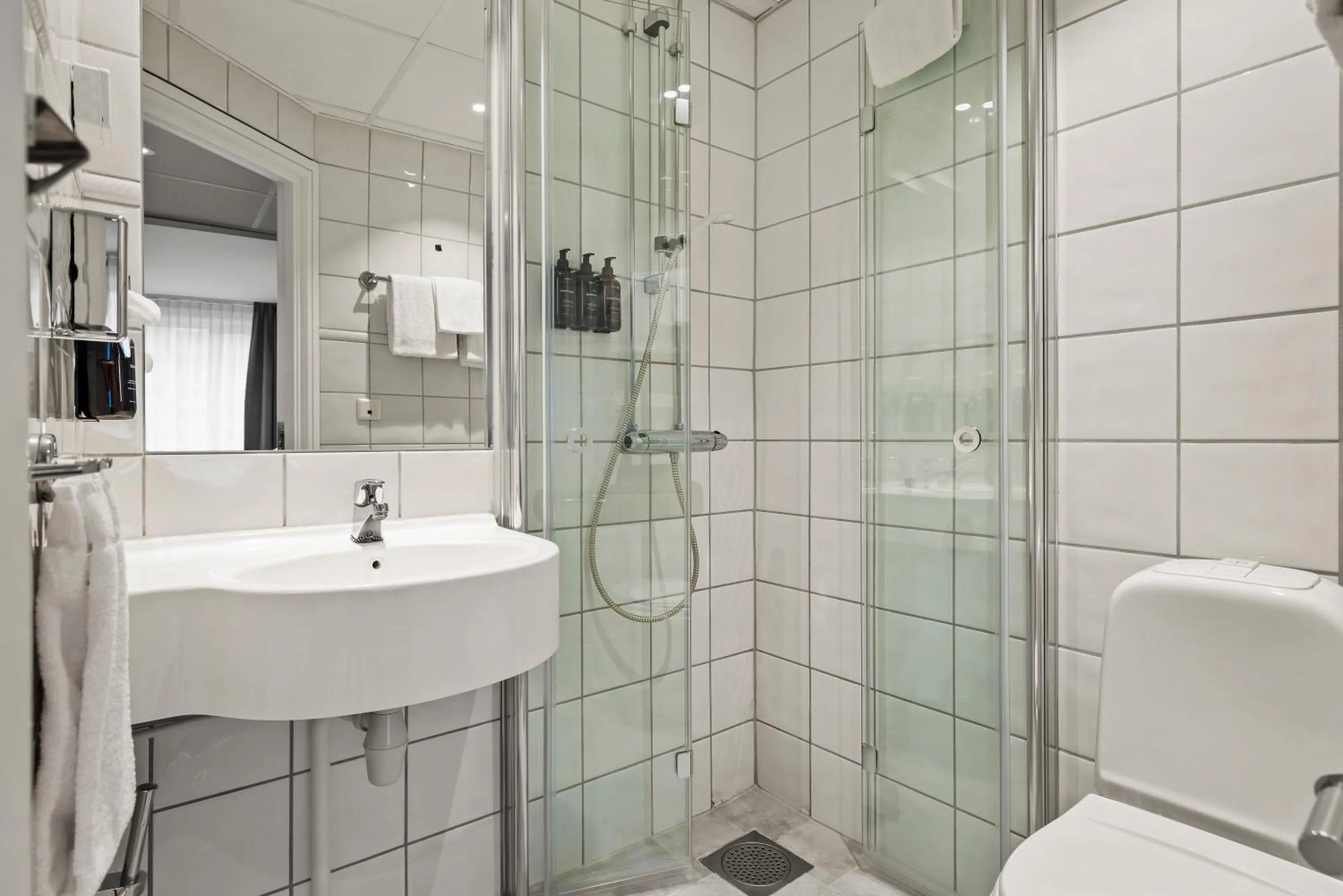 Shower in Home Hotel Bastion