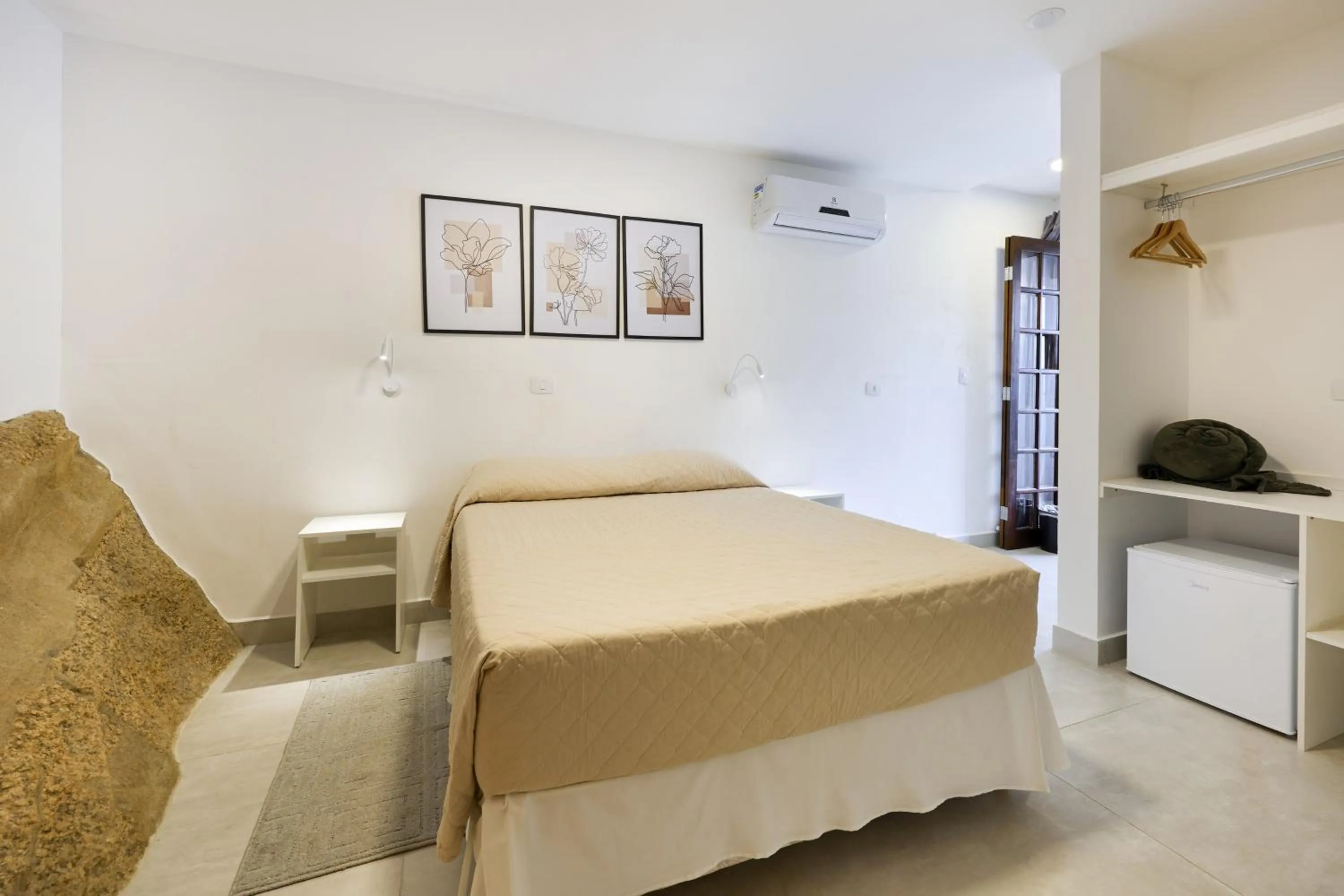 Photo of the whole room, Bed in Hotel Coquille