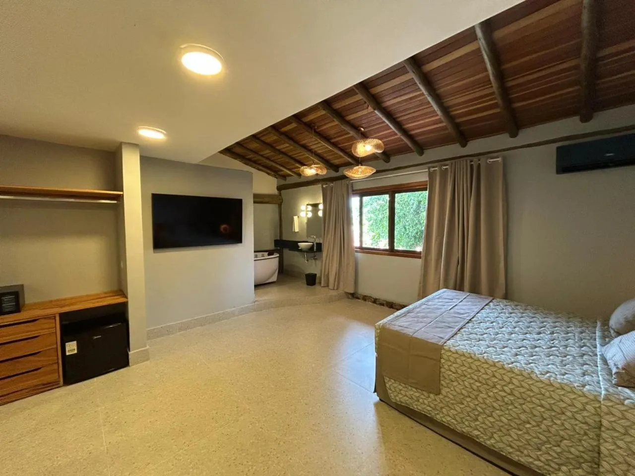 Photo of the whole room, Bed in Hotel Coquille