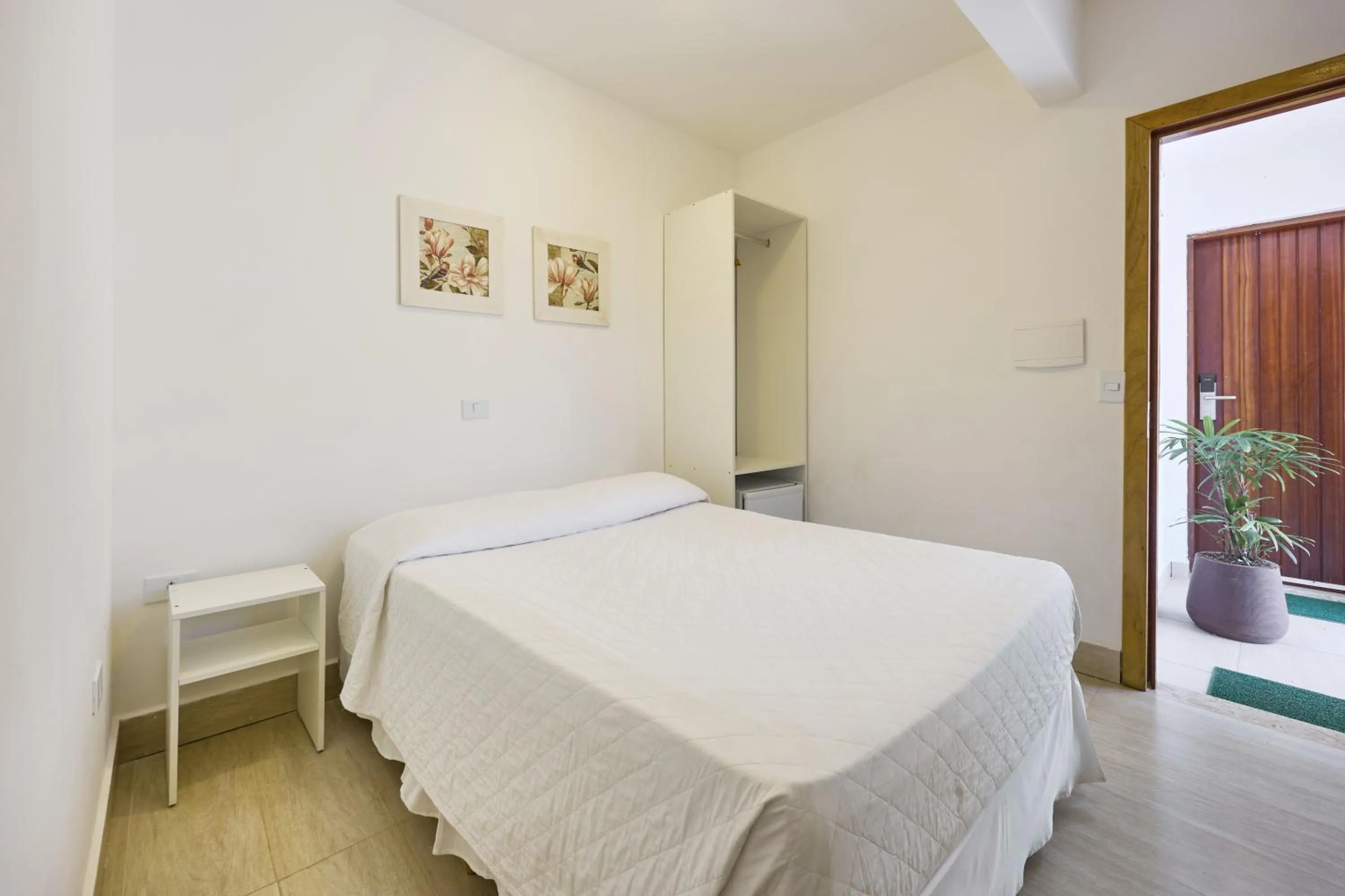 Photo of the whole room, Bed in Hotel Coquille