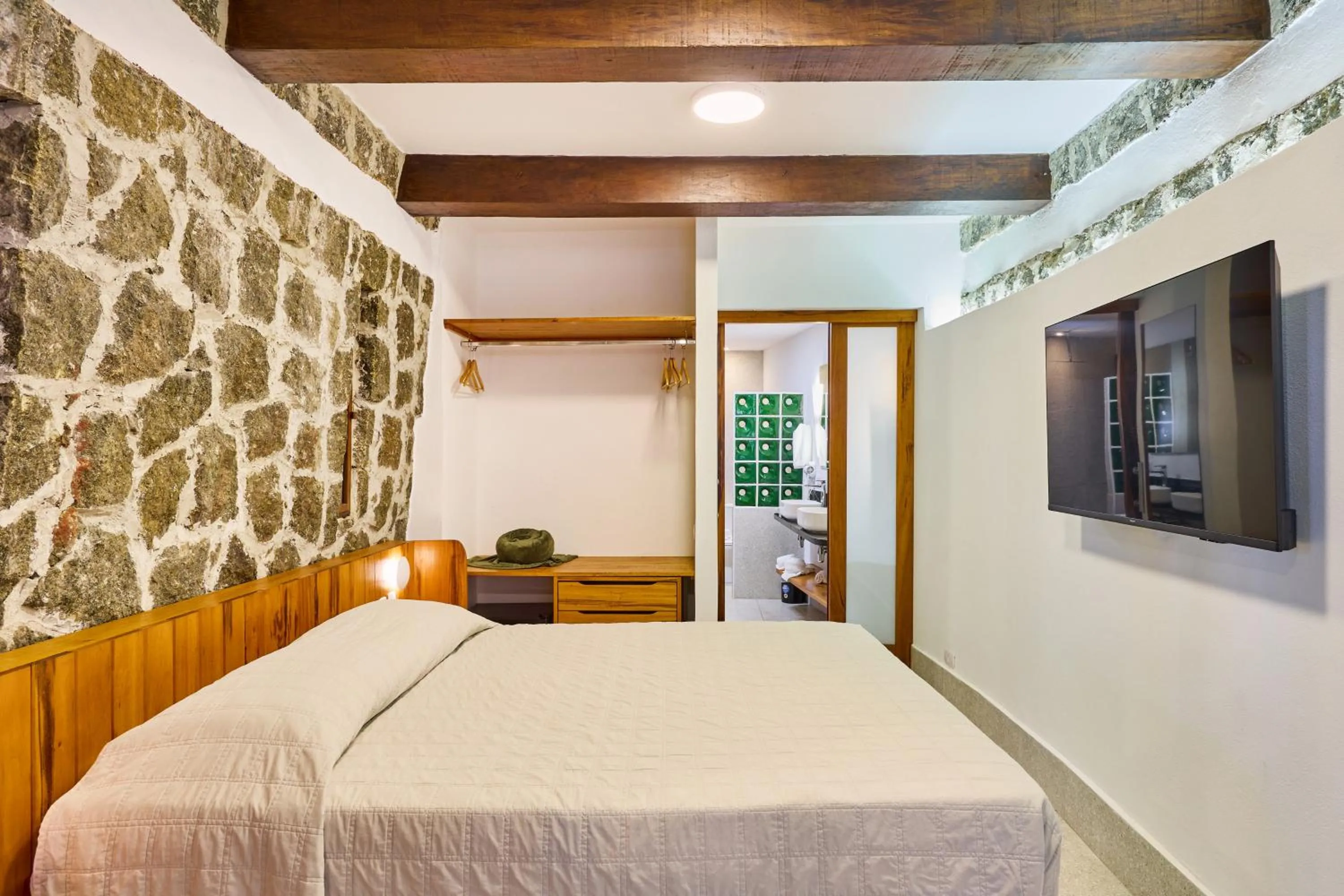 Photo of the whole room, Bed in Hotel Coquille