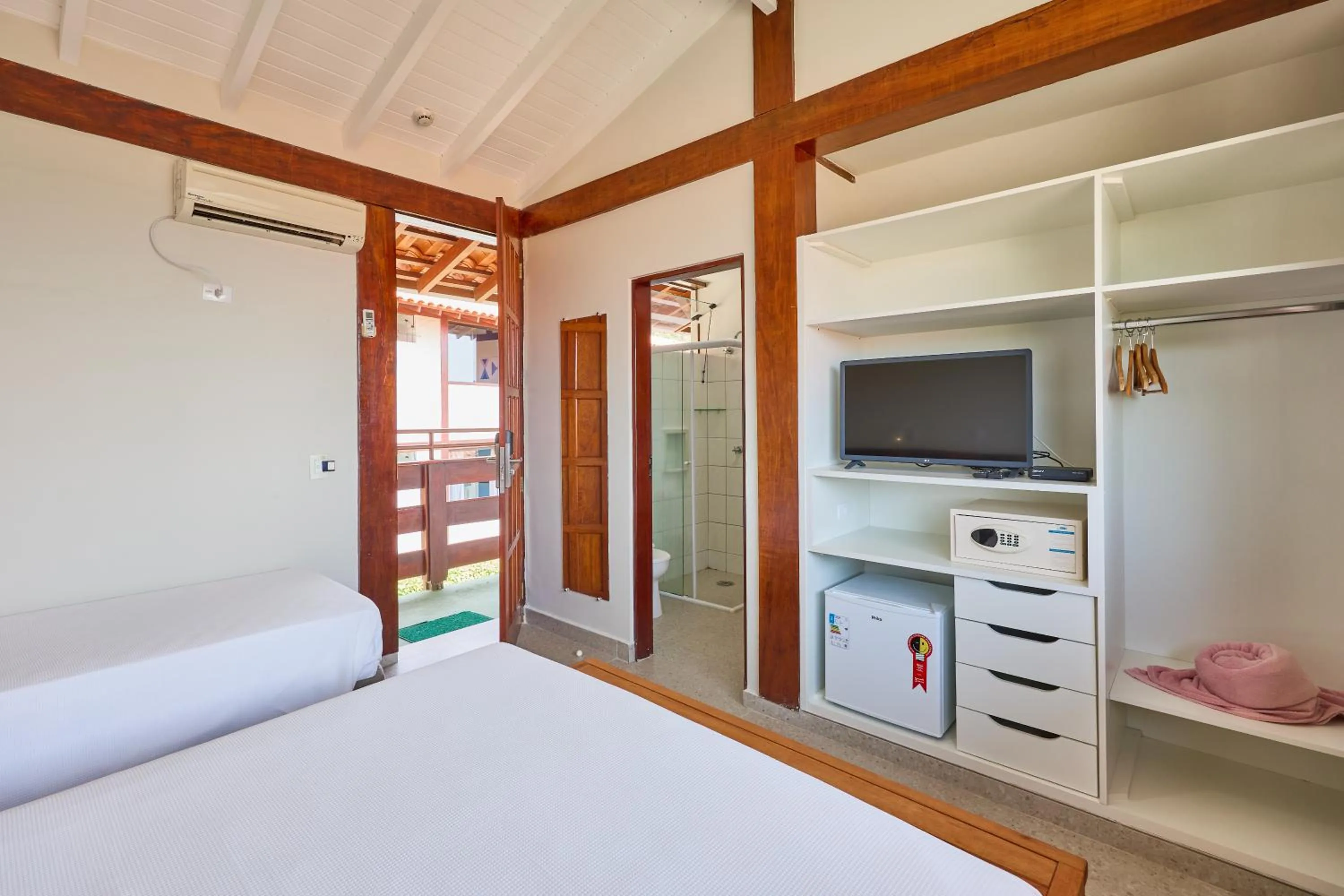 Photo of the whole room, Bed in Hotel Coquille