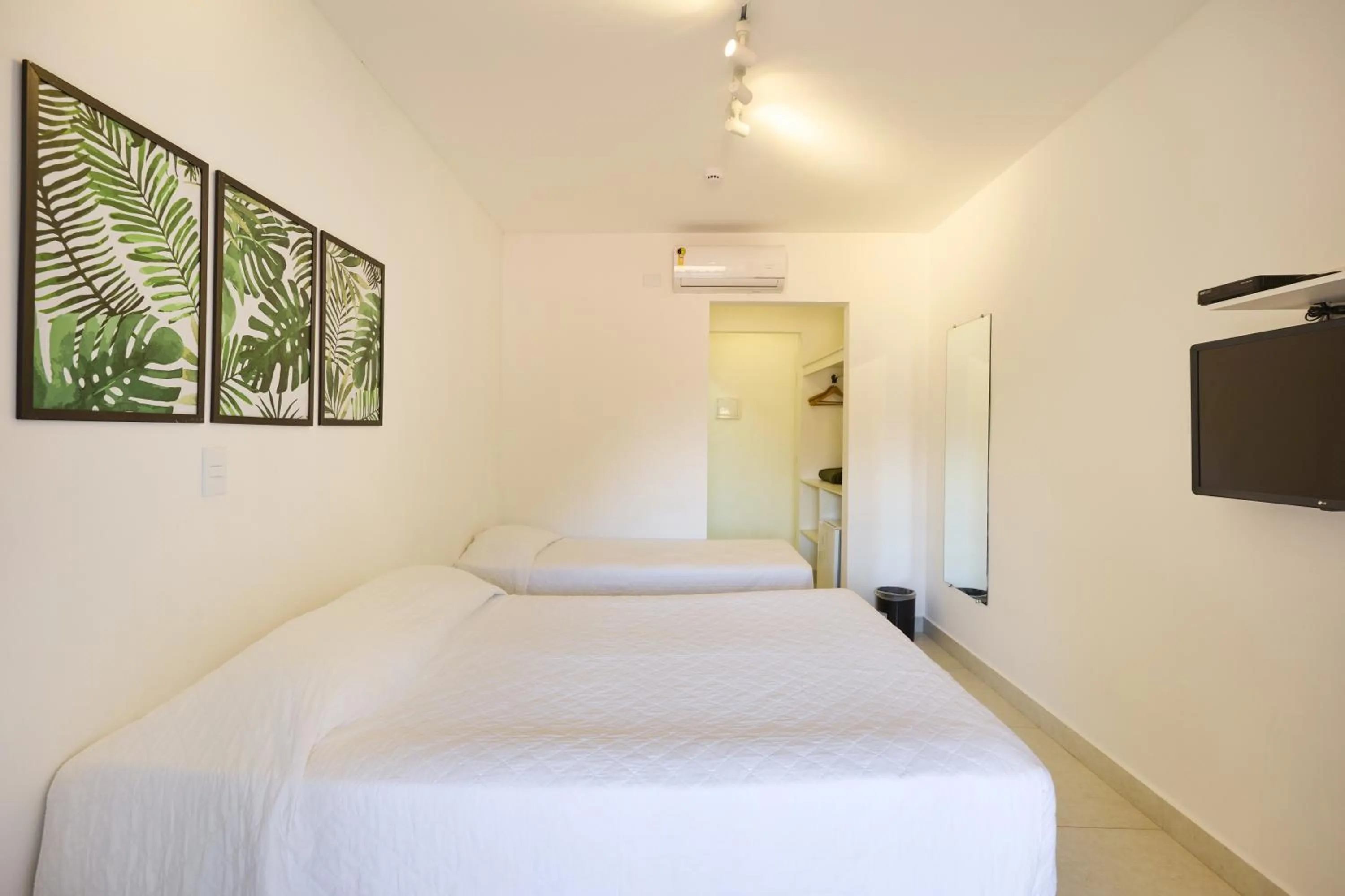 Photo of the whole room, Bed in Hotel Coquille