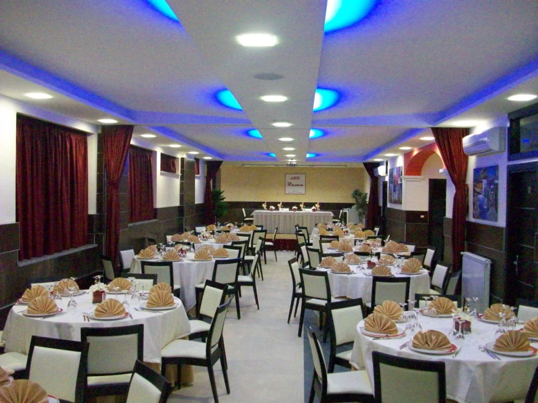 Restaurant/places to eat in Rama Palace Hotel