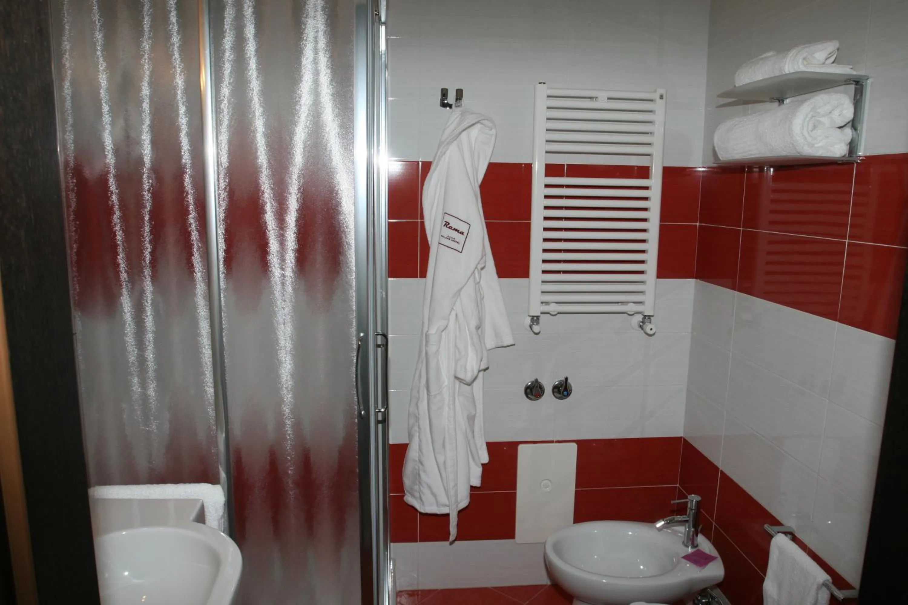 Shower in Rama Palace Hotel