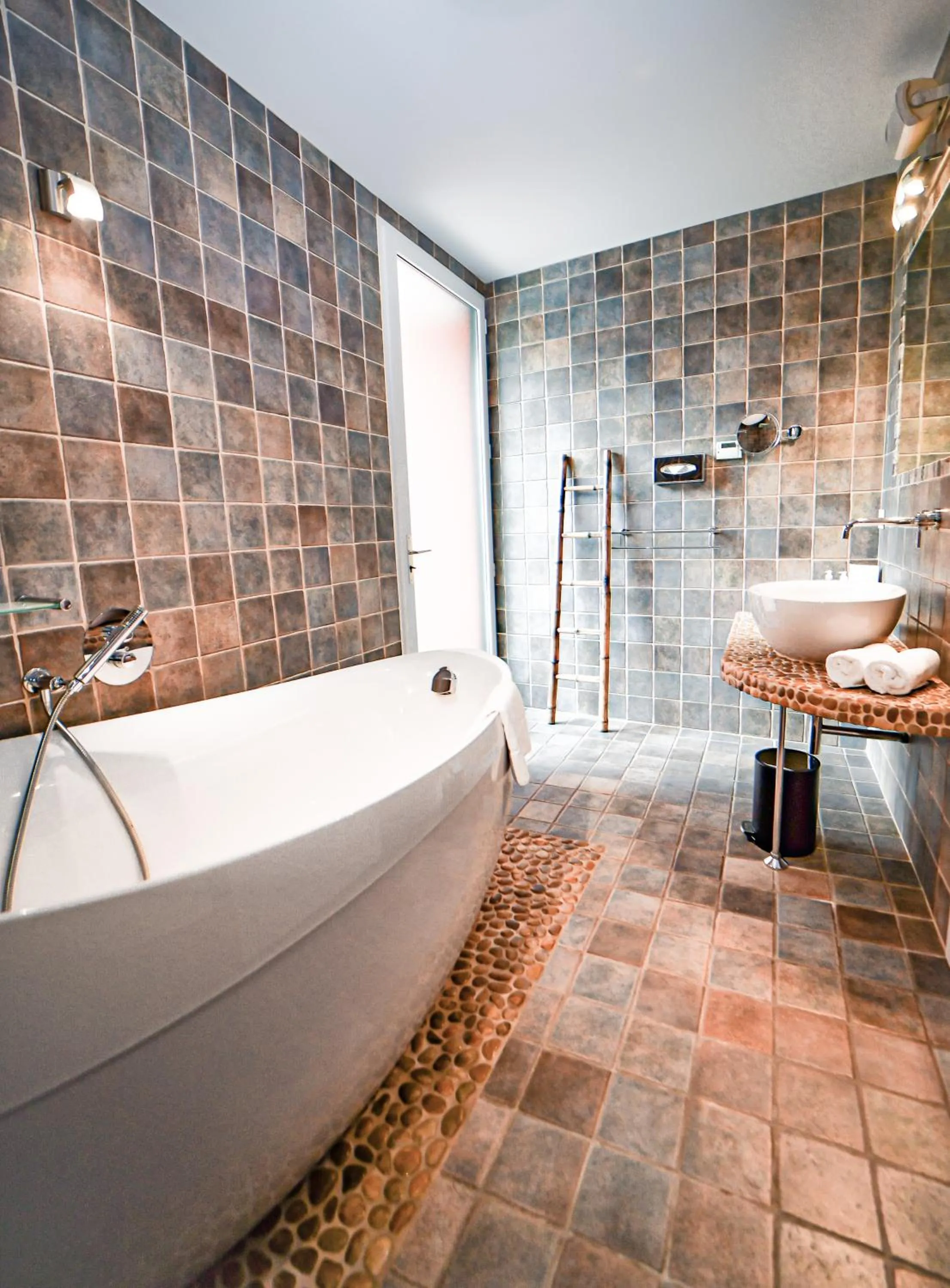 Bathroom in Hôtel Les Frères Ibarboure