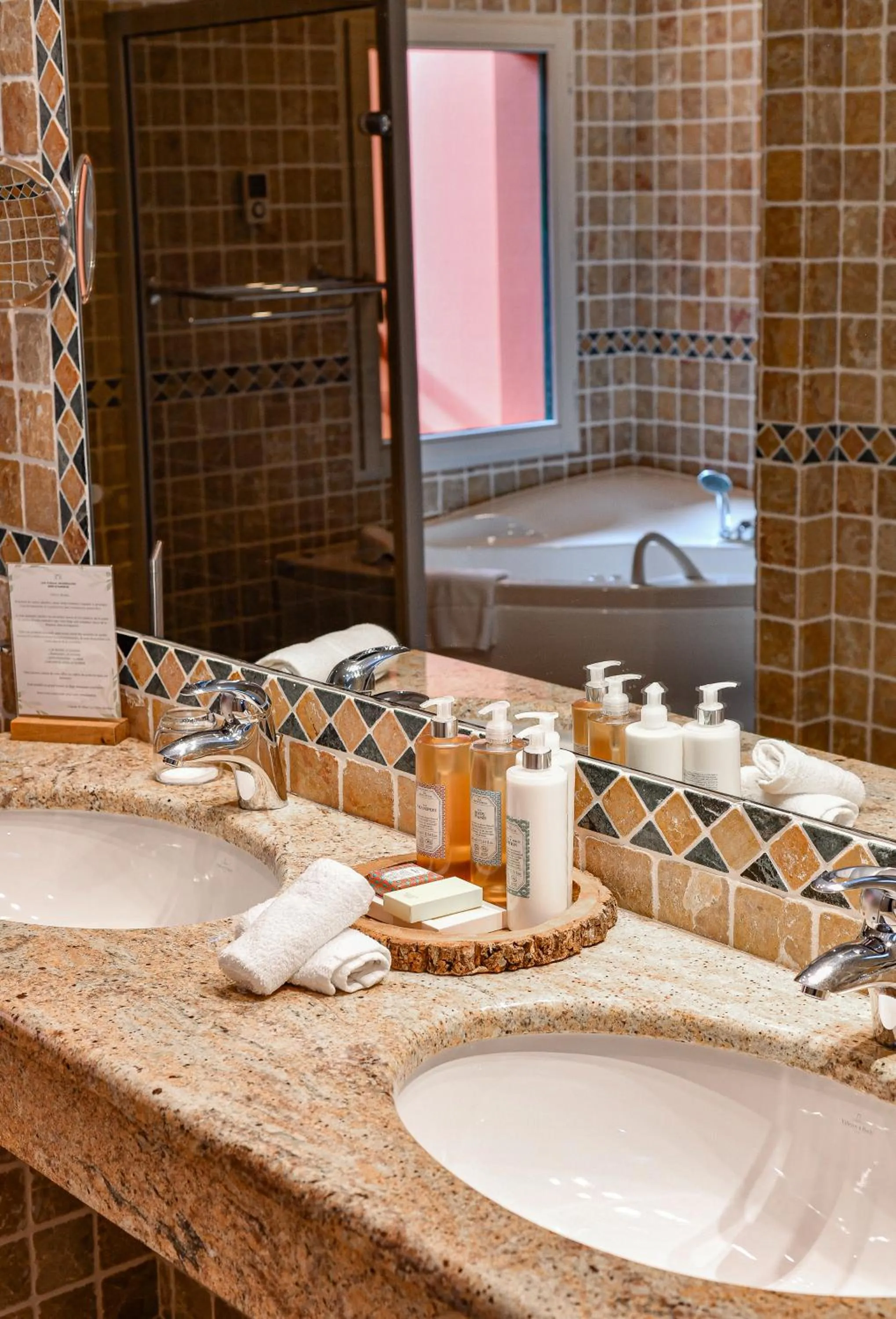 Bedroom in Hôtel Les Frères Ibarboure