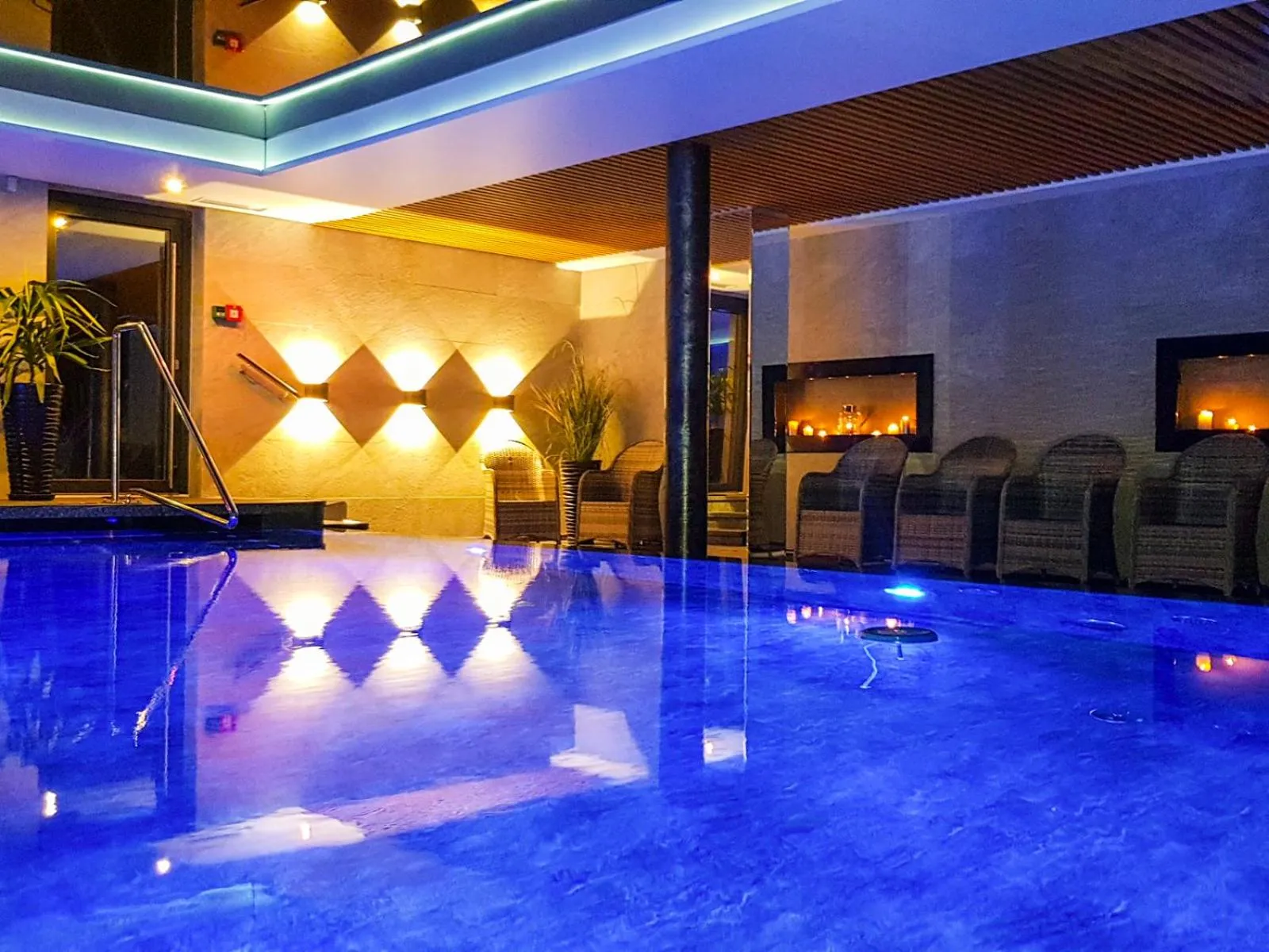 Swimming pool in Villa Delfin Spa