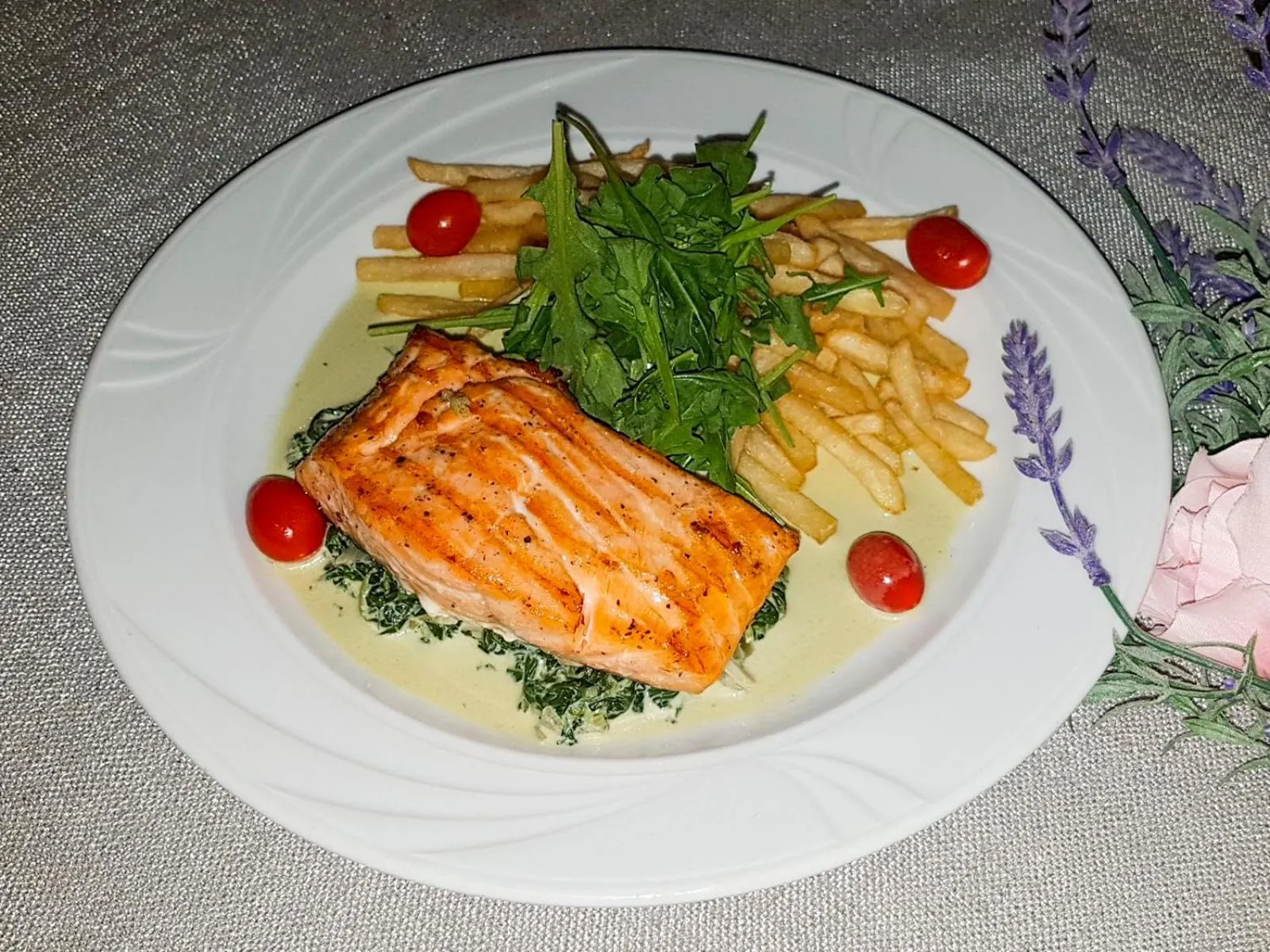 Restaurant/places to eat in Villa Delfin Spa