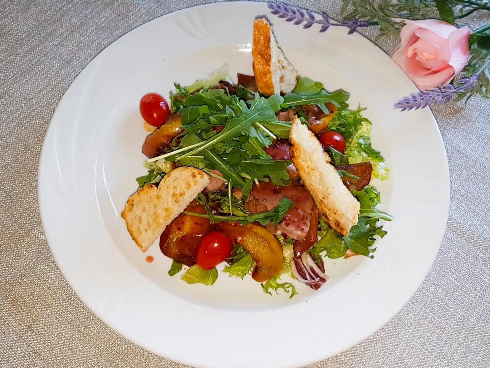 Restaurant/places to eat in Villa Delfin Spa