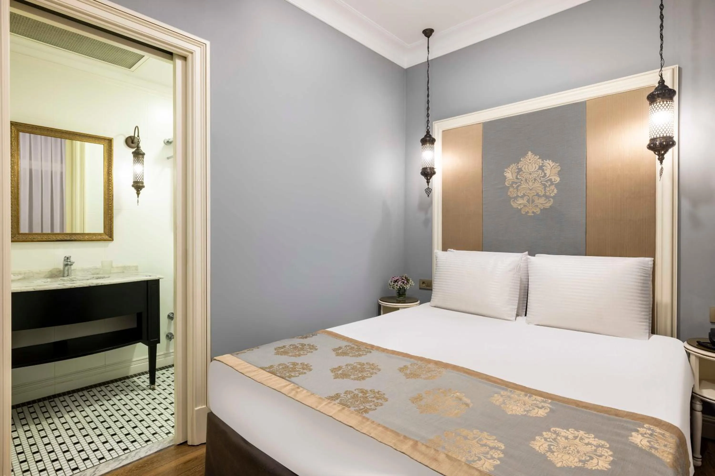 Bed in Raymond Hotel Old City