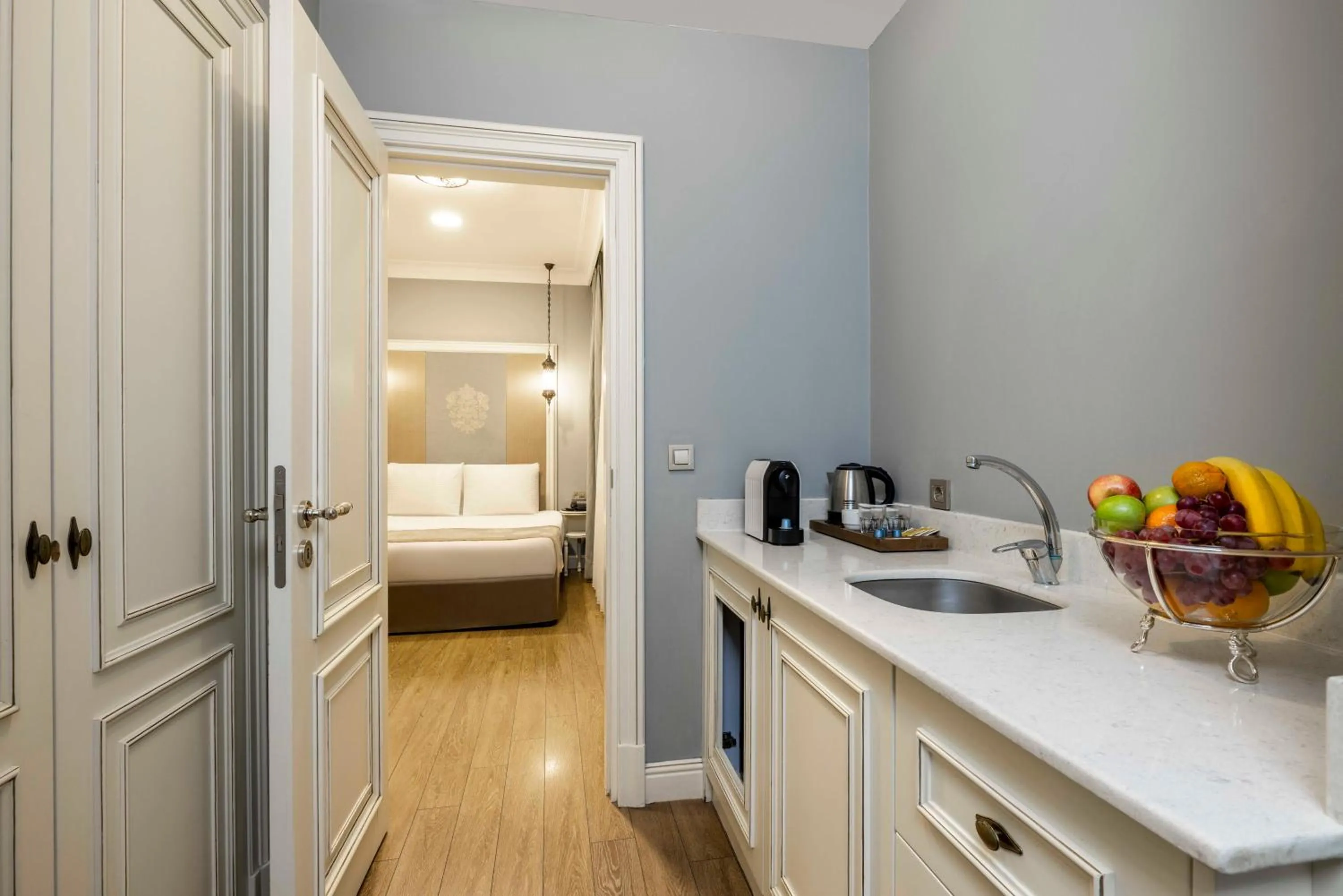 Kitchen or kitchenette, Bed in Raymond Hotel Old City