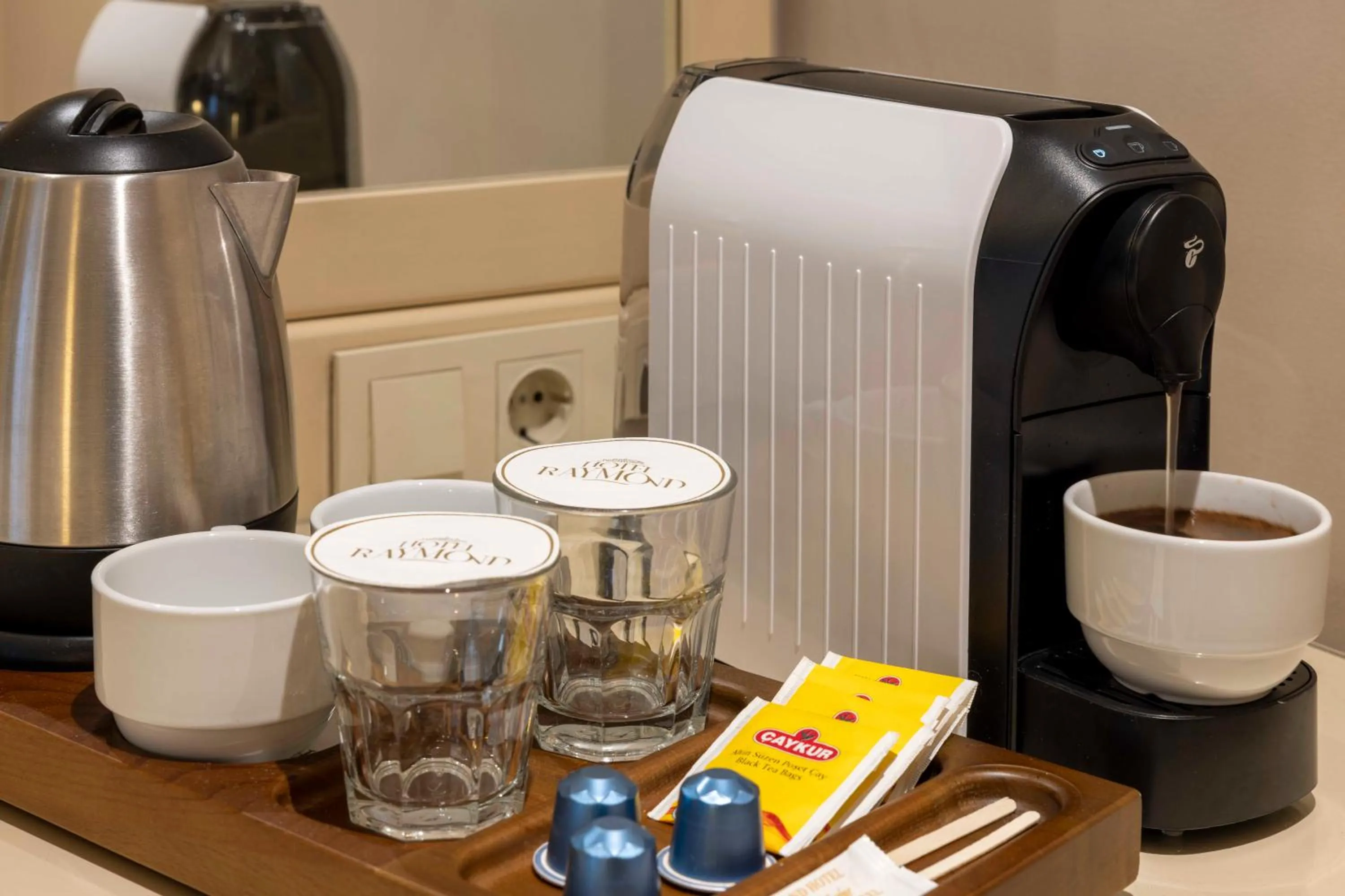 Coffee/tea facilities in Raymond Hotel Old City
