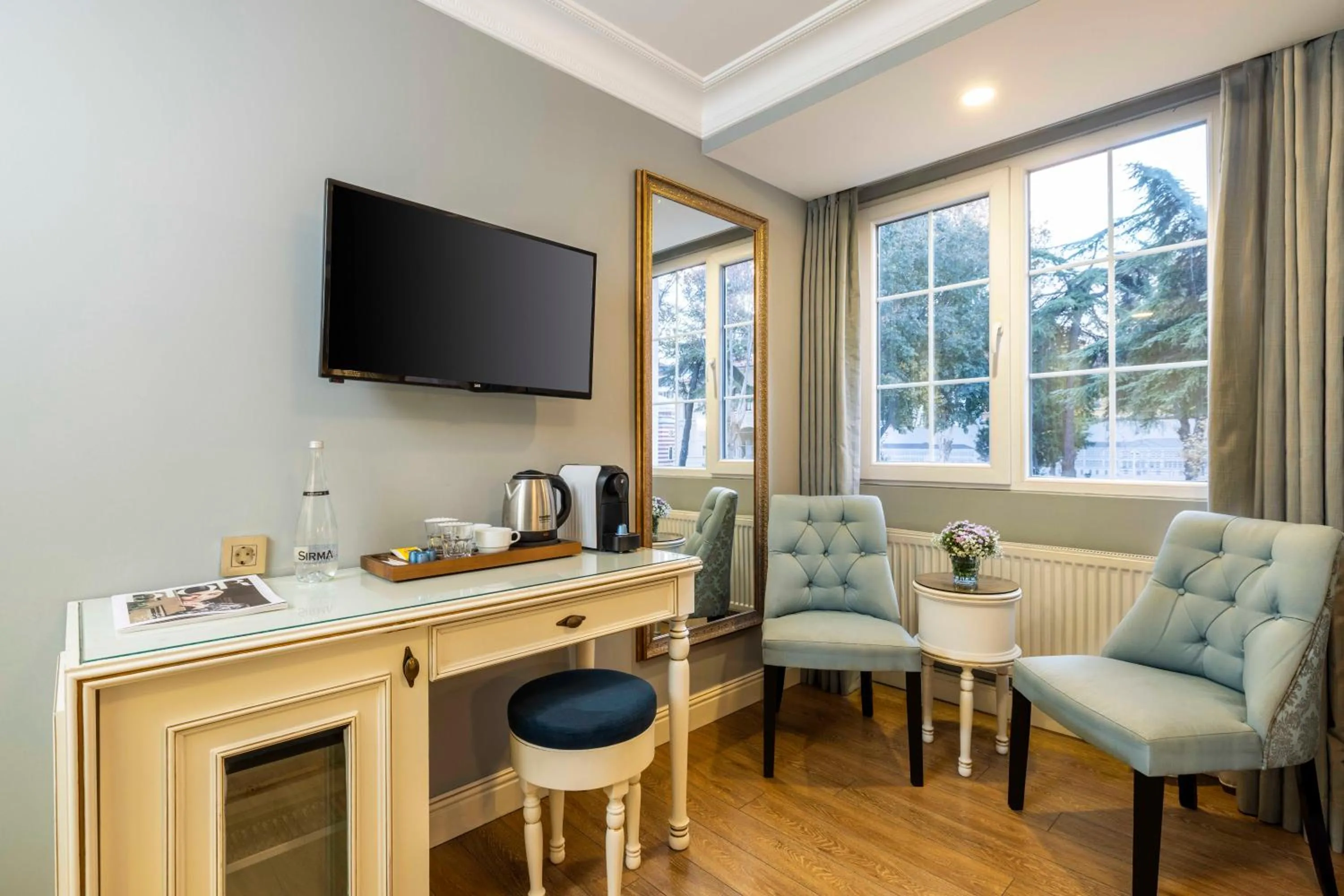 TV and multimedia in Raymond Hotel Old City