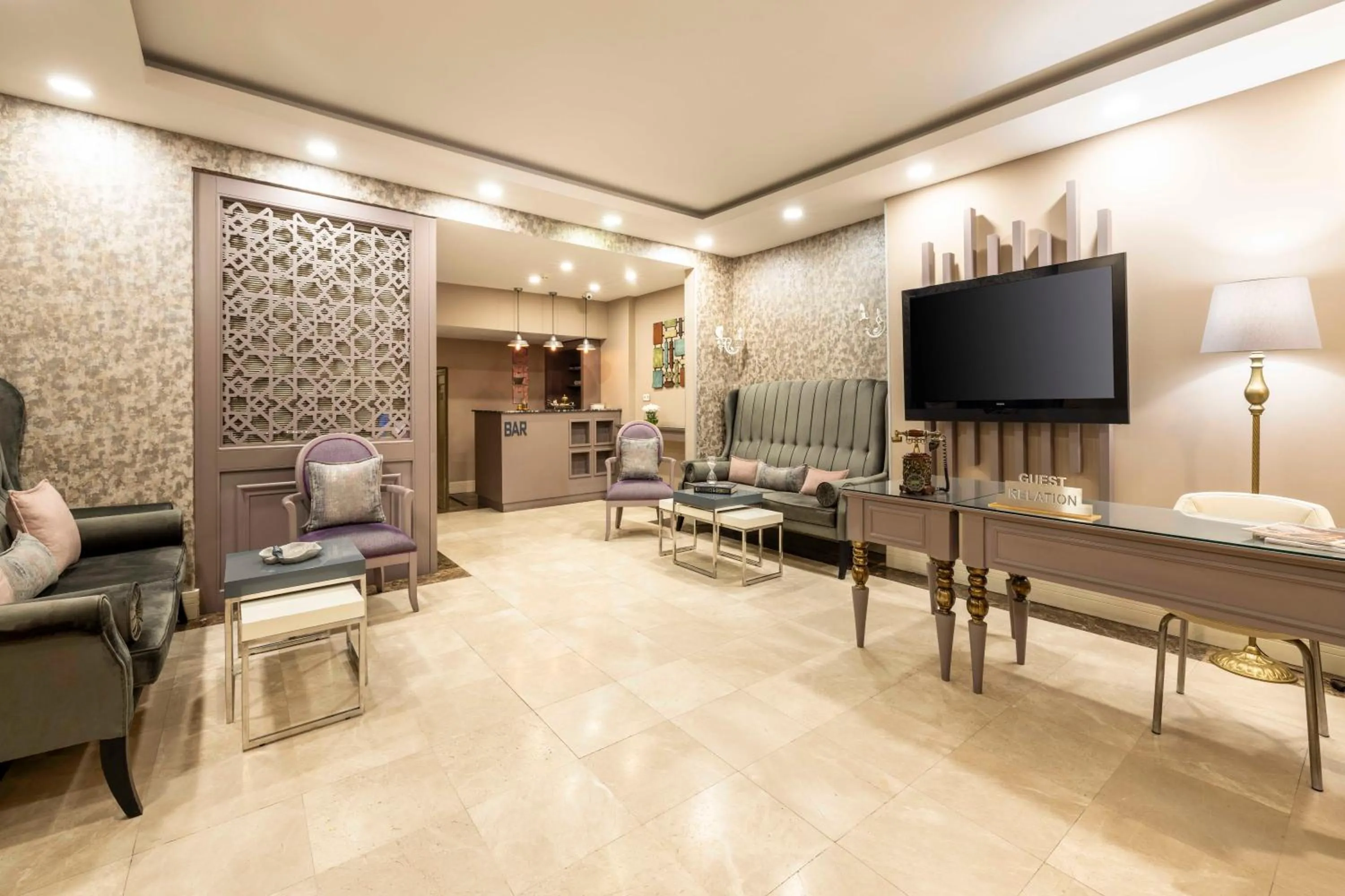 Communal lounge/ TV room in Raymond Hotel Old City