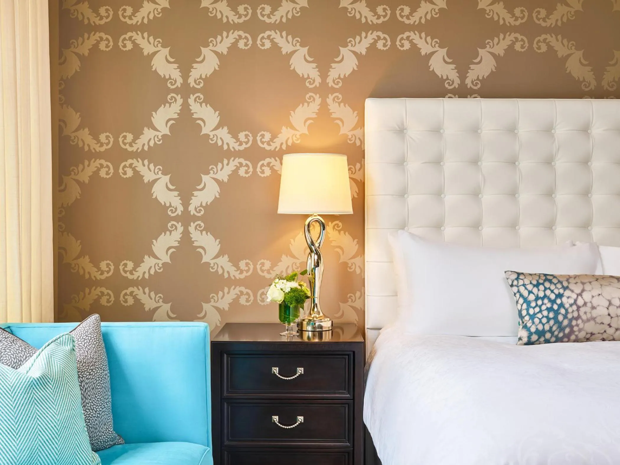 Seating area, Bed in The Nines, a Luxury Collection Hotel, Portland