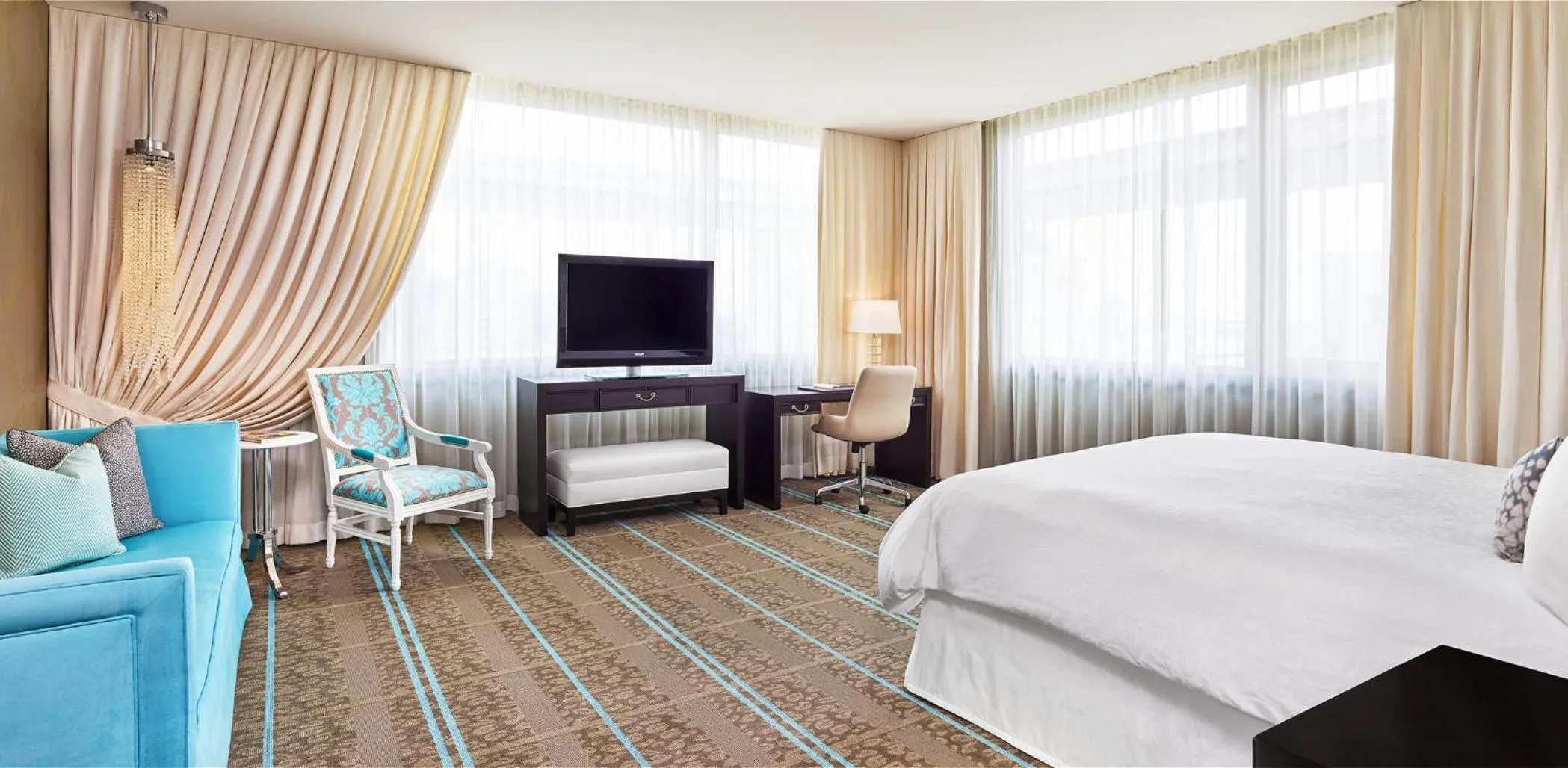 TV and multimedia, Bed in The Nines, a Luxury Collection Hotel, Portland